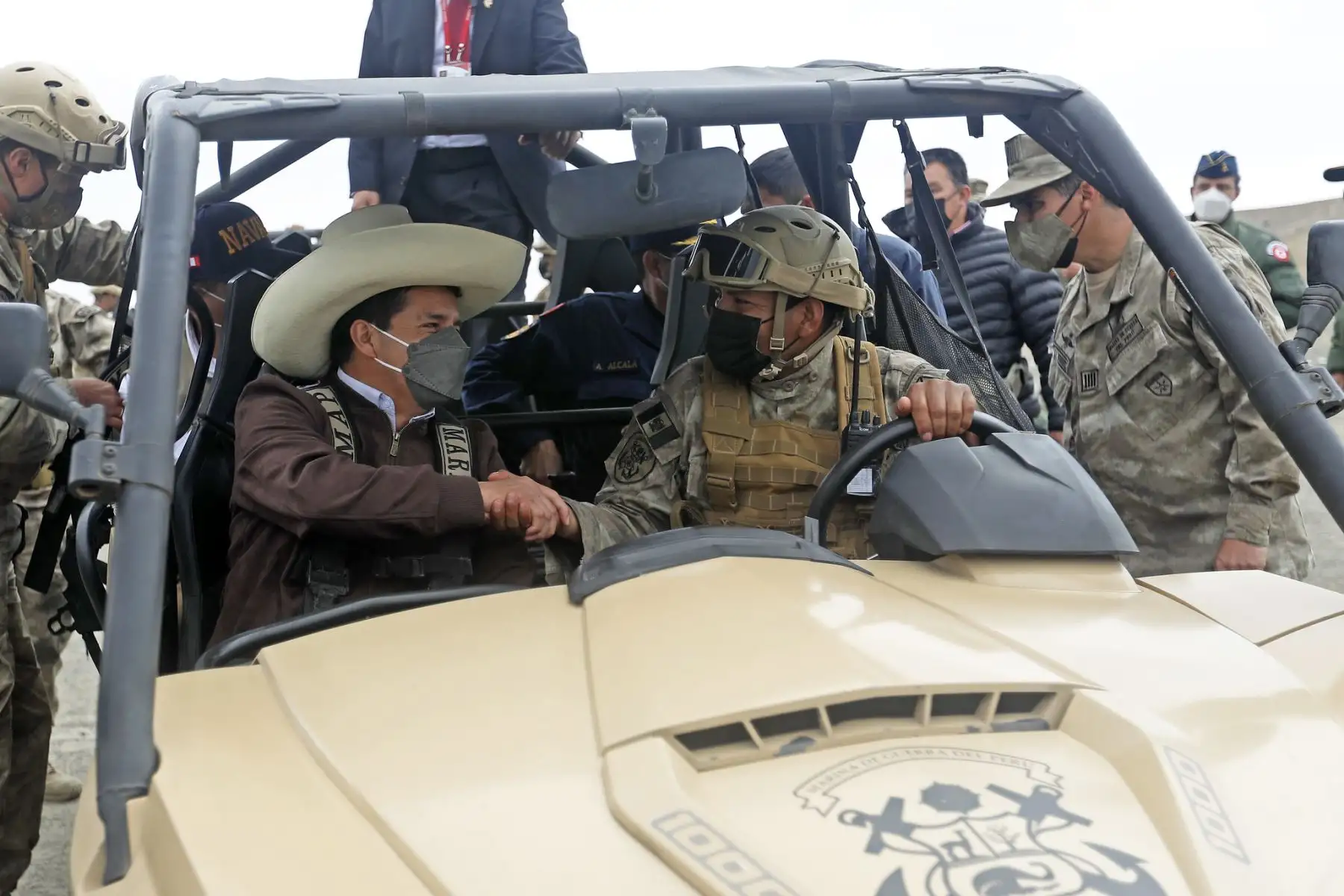 En la Bahia de Salinas, Huacho, el Presidente Pedro Castillo y el Ministro de Defensa Walter Ayala Gonzales asisten a la demostración de la Operación Anfibia del Ejercicio Multinacional UNITAS LXII en el marco del Bicentenario de la Marina de Guerra del Perú. Foto: ANDINA/Prensa Presidencia