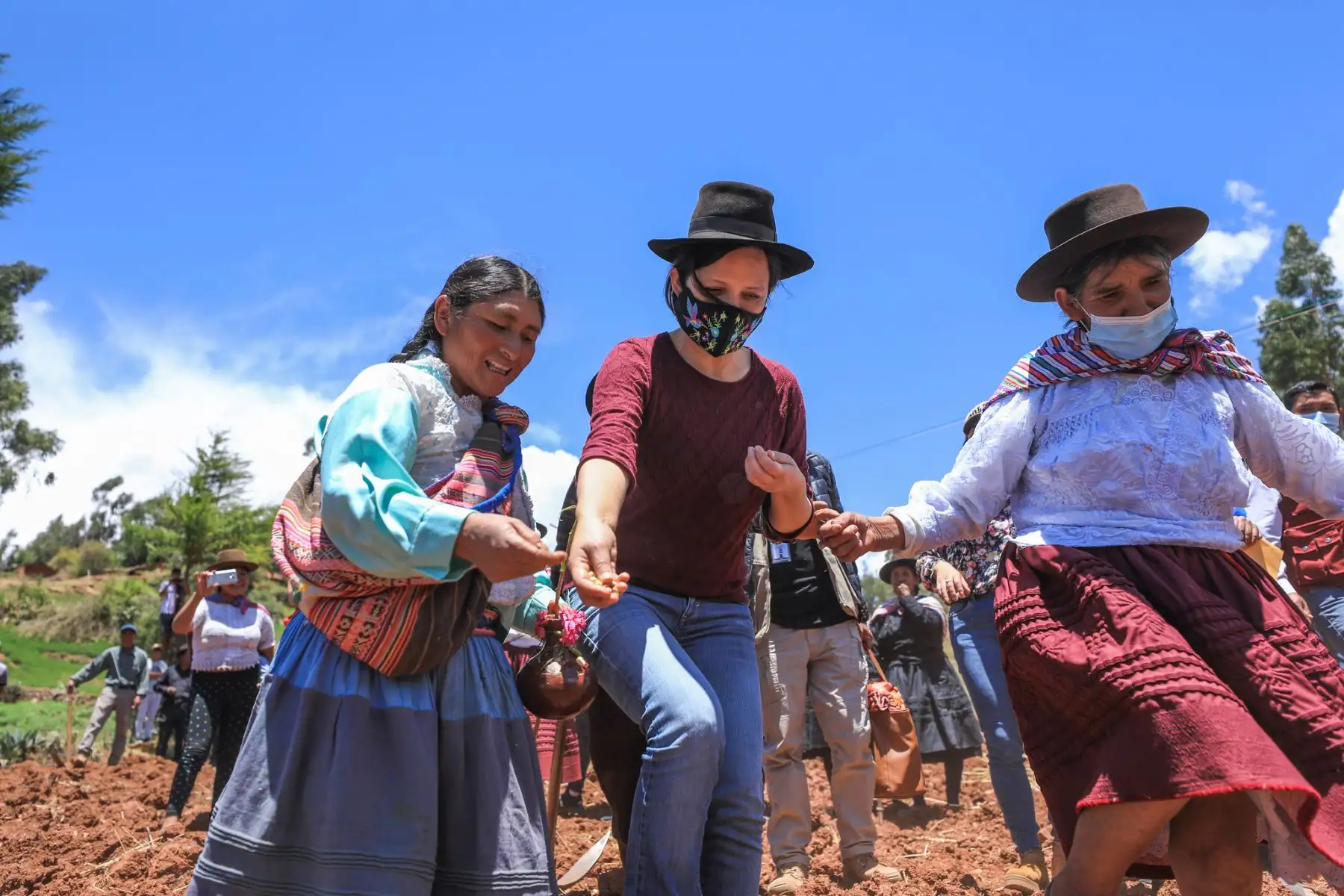 La titular del Ministerio de la Mujer y Poblaciones Vulnerables (MIMP), Anahí Durand, estuvo en la región Ayacucho a fin de fortalecer cada uno de los servicios que esta cartera ministerial pone a disposición de las mujeres y poblaciones vulnerables de la región. Foto: MIMP