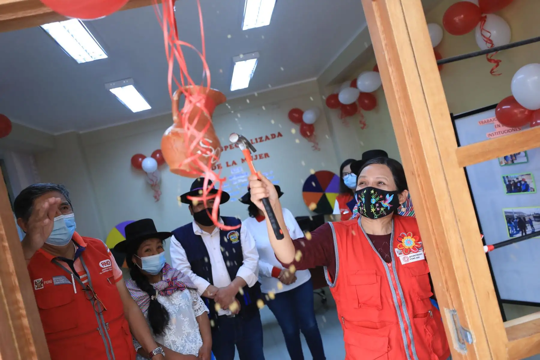 Cabe destacar que, durante su visita a este distrito, realizado ayer en la tarde, la titular del sector informó que uno de los pilares de su gestión es la implementación del Sistema Nacional de Cuidados, a fin de proteger el derecho al cuidado de niñas, niños, adolescentes, personas adultas mayores y personas con discapacidad en situación de dependencia, así como generar oportunidades de desarrollo para las mujeres de todo el país. Foto: MIMP