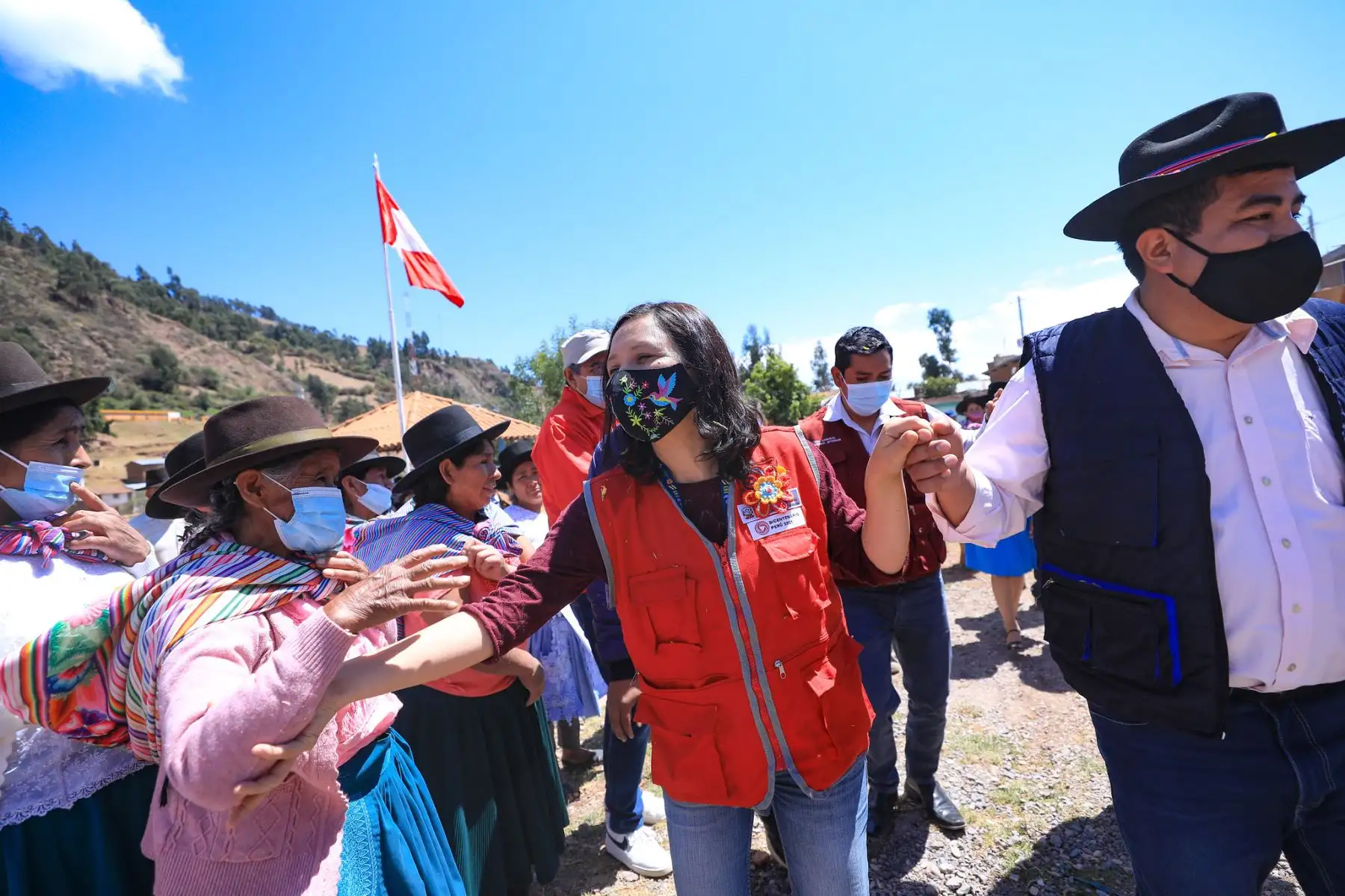 Tras visitar los diferentes stands productivos, la titular del MIMP ratificó su compromiso de trabajar articuladamente por el fortalecimiento de la autonomía económica de las mujeres, brindando soporte a sus capacidades y, de esta manera, combatiendo la violencia contra ellas en cualquiera de sus formas. Foto: MIMP