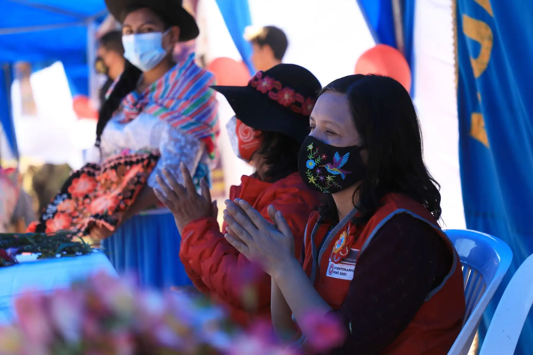 En  la comunidad de Luyanta, ubicado en el distrito de Socos, provincia de Huamanga, la ministra Durand realizó un recorrido por la Feria Emprende Mujer Indígena, espacio de promoción de los diferentes productos agrícolas y textiles que son producidos en esta zona del país. Foto: MIMP