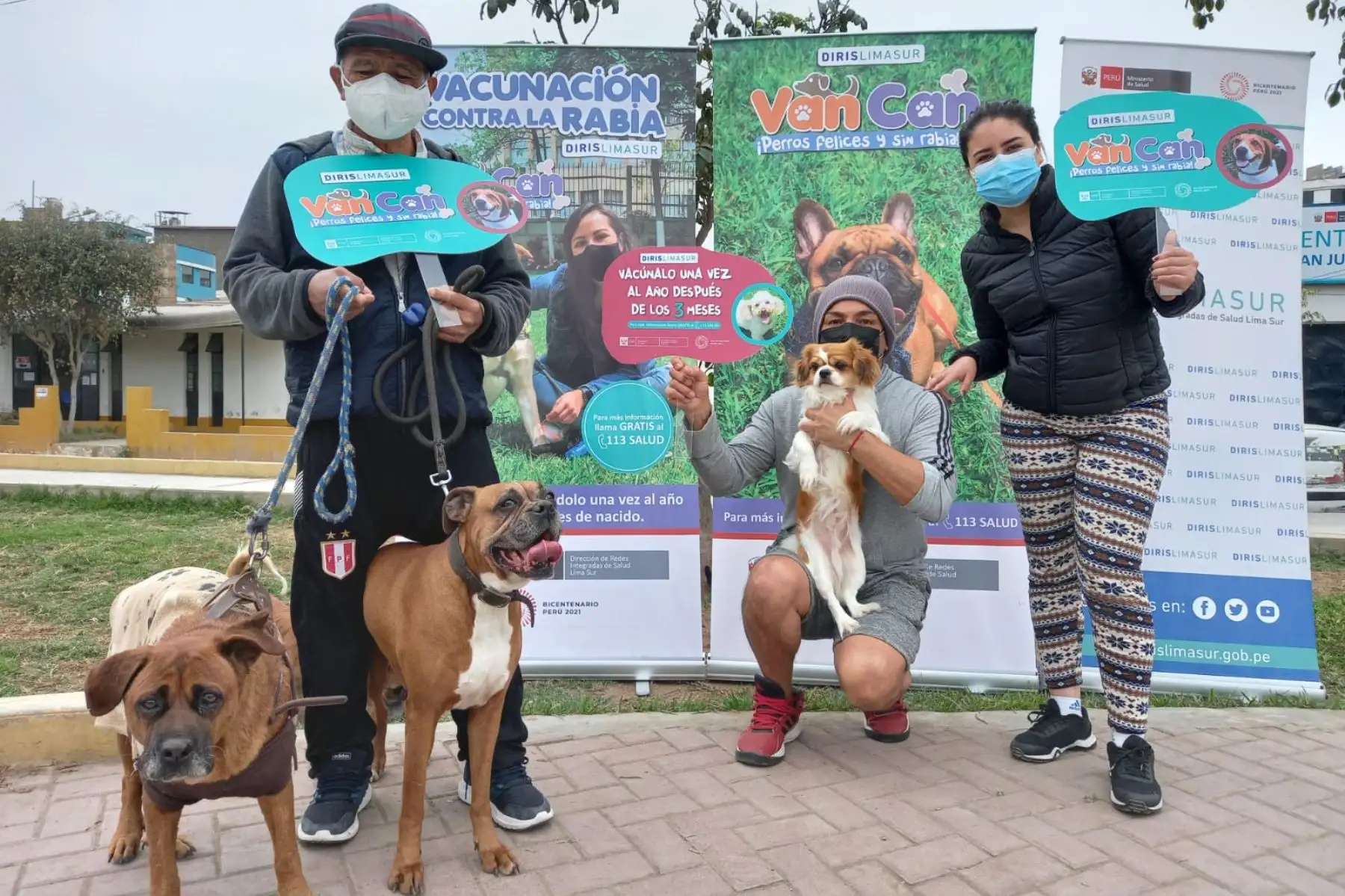 Las brigadas de vacunación canina de la Diris Lima Sur aplicaron dosis contra la rabia a las mascotas de los vecinos de San Juan de Miraflores. Foto: Diris Lima Sur