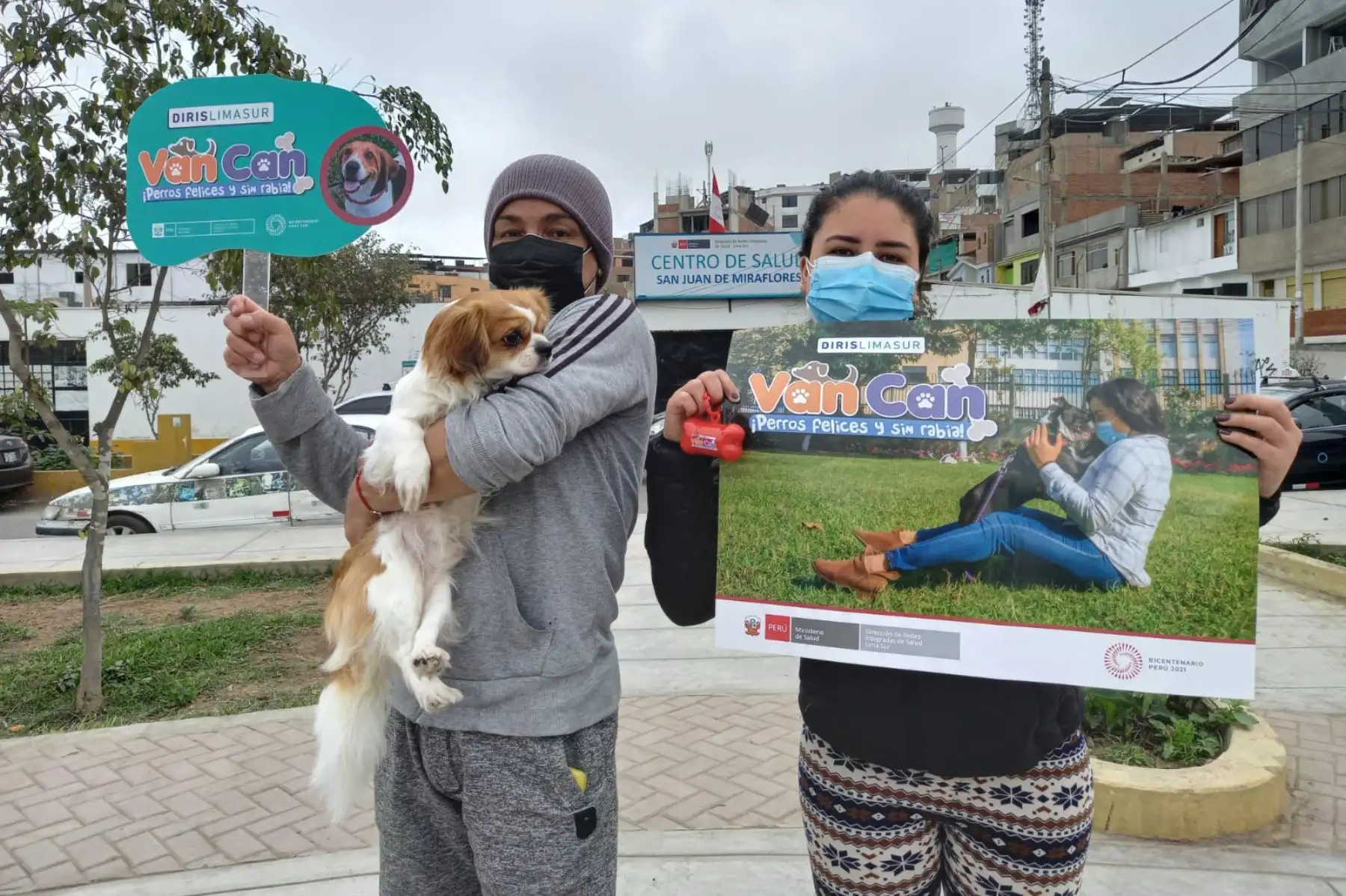 Las brigadas de vacunación canina de la Diris Lima Sur aplicaron dosis contra la rabia a las mascotas de los vecinos de San Juan de Miraflores. Foto: Diris Lima Sur