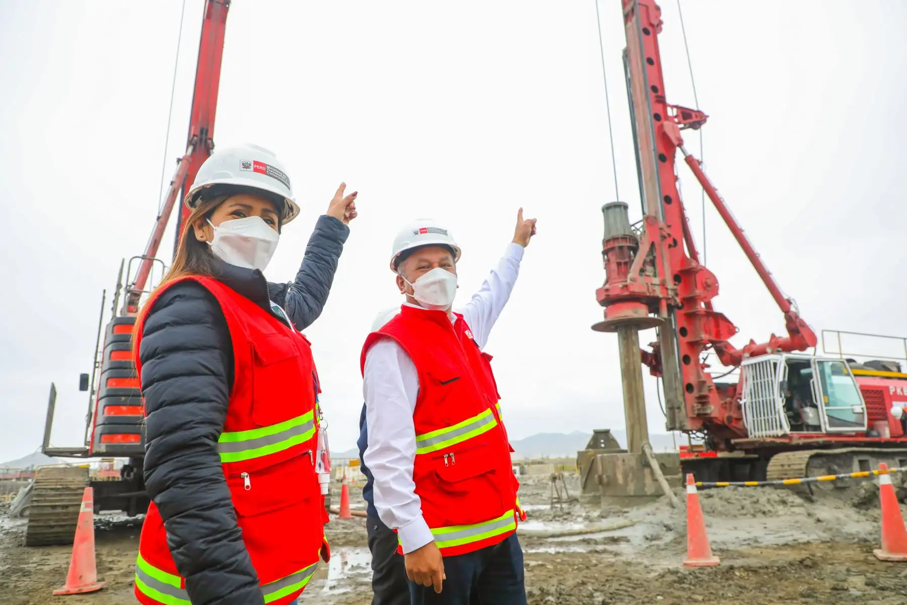 El ministro de Transportes y Comunicaciones, Juan Francisco Silva, supervisó las obras de la Vía de Evitamiento de Chimbote, en la región Áncash. Durante su visita, acompañado de la viceministra de Transportes, Verónica Cáceres, colocó la primera piedra de la ampliación, que comprende casi 30 kilómetros, de esta importante vía, además de inspeccionar el nivel de avance en las obras de construcción del puente Santa. Foto: MTC