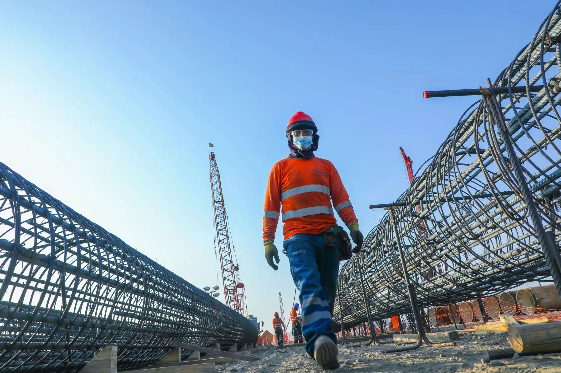 El ministro de Transportes y Comunicaciones, Juan Francisco Silva, supervisó las obras de la Vía de Evitamiento de Chimbote, en la región Áncash. Durante su visita, acompañado de la viceministra de Transportes, Verónica Cáceres, colocó la primera piedra de la ampliación, que comprende casi 30 kilómetros, de esta importante vía, además de inspeccionar el nivel de avance en las obras de construcción del puente Santa. Foto: MTC