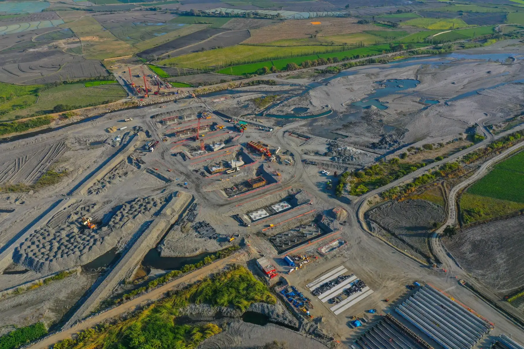 El ministro de Transportes y Comunicaciones, Juan Francisco Silva, supervisó las obras de la Vía de Evitamiento de Chimbote, en la región Áncash. Durante su visita, acompañado de la viceministra de Transportes, Verónica Cáceres, colocó la primera piedra de la ampliación, que comprende casi 30 kilómetros, de esta importante vía, además de inspeccionar el nivel de avance en las obras de construcción del puente Santa. Foto: MTC
