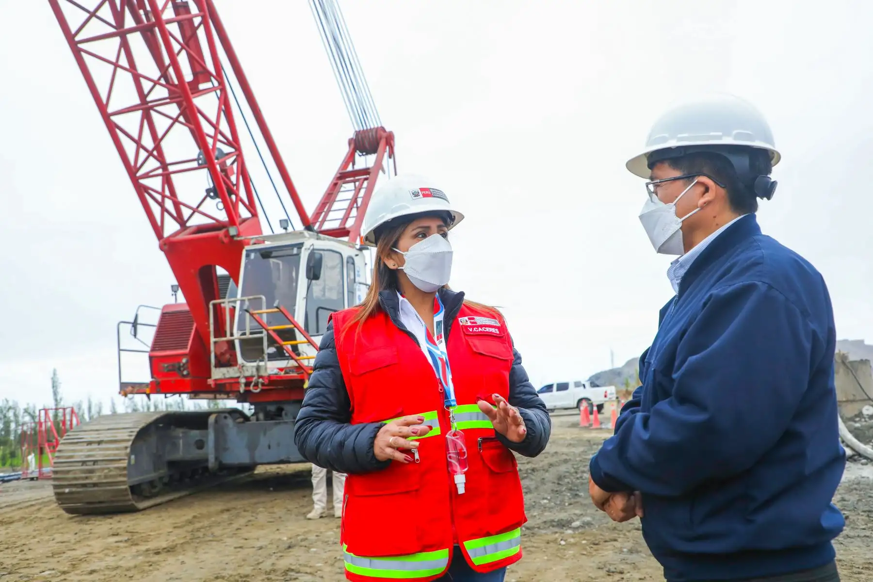El ministro de Transportes y Comunicaciones, Juan Francisco Silva, supervisó las obras de la Vía de Evitamiento de Chimbote, en la región Áncash. Durante su visita, acompañado de la viceministra de Transportes, Verónica Cáceres, colocó la primera piedra de la ampliación, que comprende casi 30 kilómetros, de esta importante vía, además de inspeccionar el nivel de avance en las obras de construcción del puente Santa. Foto: MTC