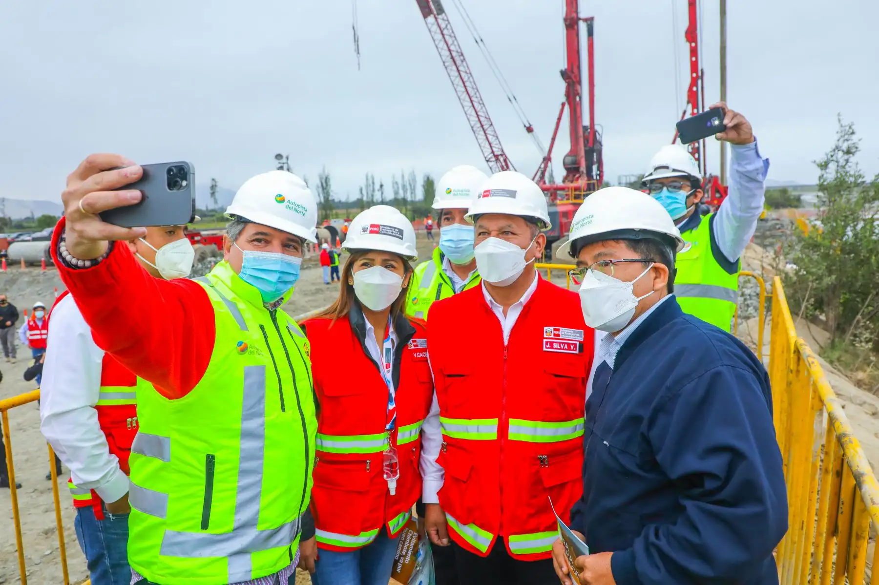 El ministro de Transportes y Comunicaciones, Juan Francisco Silva, supervisó las obras de la Vía de Evitamiento de Chimbote, en la región Áncash. Durante su visita, acompañado de la viceministra de Transportes, Verónica Cáceres, colocó la primera piedra de la ampliación, que comprende casi 30 kilómetros, de esta importante vía, además de inspeccionar el nivel de avance en las obras de construcción del puente Santa. Foto: MTC