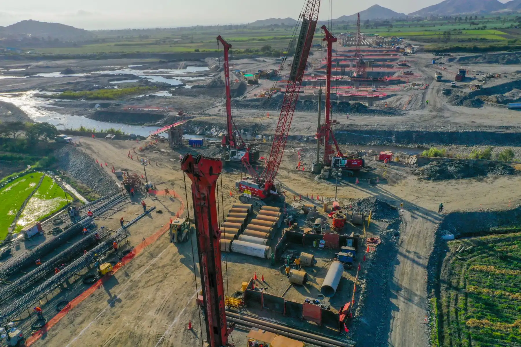 El ministro de Transportes y Comunicaciones, Juan Francisco Silva, supervisó las obras de la Vía de Evitamiento de Chimbote, en la región Áncash. Durante su visita, acompañado de la viceministra de Transportes, Verónica Cáceres, colocó la primera piedra de la ampliación, que comprende casi 30 kilómetros, de esta importante vía, además de inspeccionar el nivel de avance en las obras de construcción del puente Santa. Foto: MTC