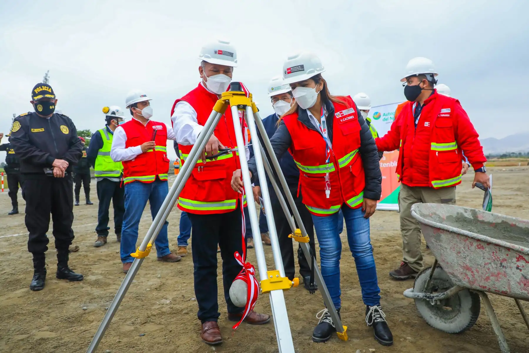 El ministro de Transportes y Comunicaciones, Juan Francisco Silva, supervisó las obras de la Vía de Evitamiento de Chimbote, en la región Áncash. Durante su visita, acompañado de la viceministra de Transportes, Verónica Cáceres, colocó la primera piedra de la ampliación, que comprende casi 30 kilómetros, de esta importante vía, además de inspeccionar el nivel de avance en las obras de construcción del puente Santa. Foto: MTC