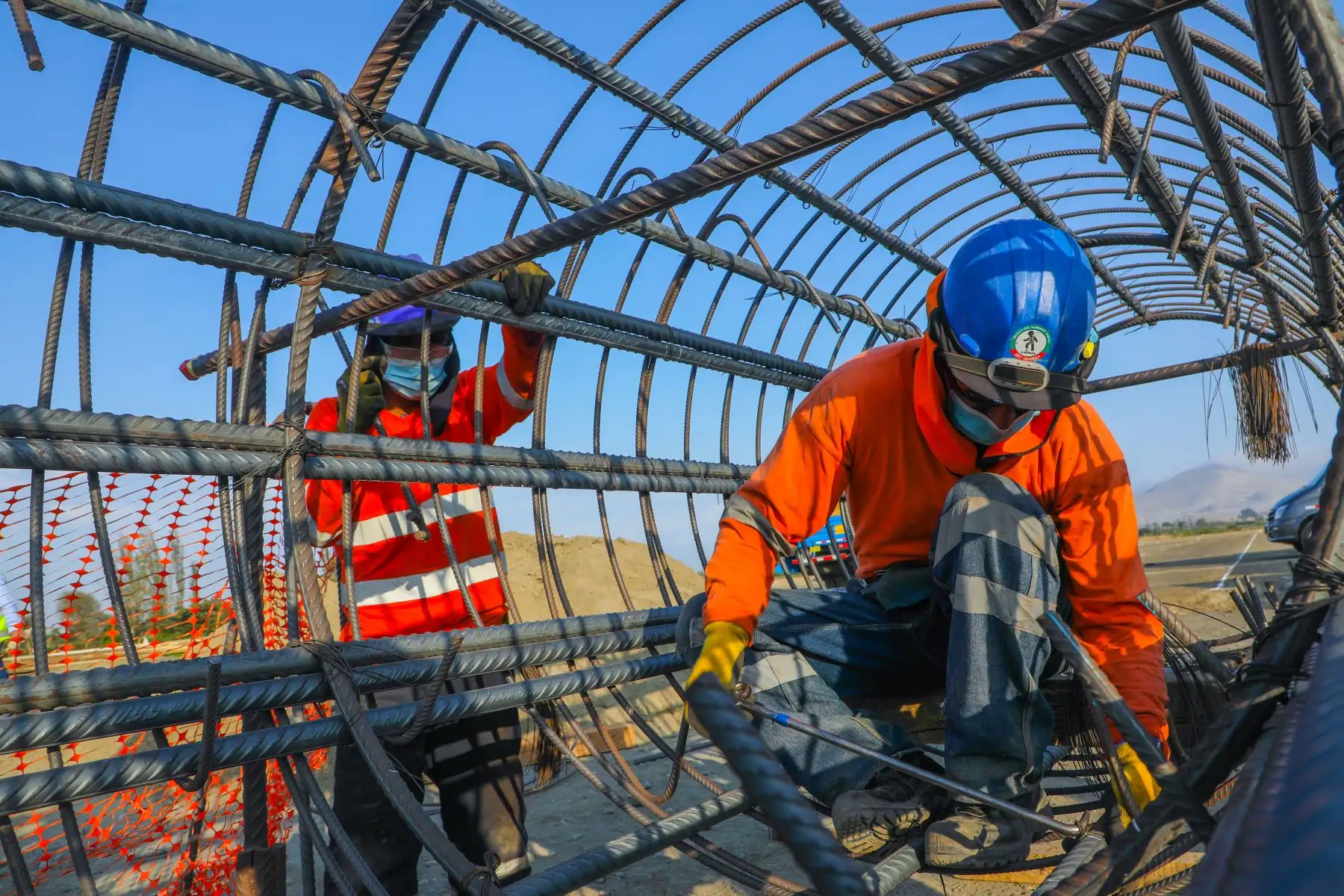 El ministro de Transportes y Comunicaciones, Juan Francisco Silva, supervisó las obras de la Vía de Evitamiento de Chimbote, en la región Áncash. Durante su visita, acompañado de la viceministra de Transportes, Verónica Cáceres, colocó la primera piedra de la ampliación, que comprende casi 30 kilómetros, de esta importante vía, además de inspeccionar el nivel de avance en las obras de construcción del puente Santa. Foto: MTC