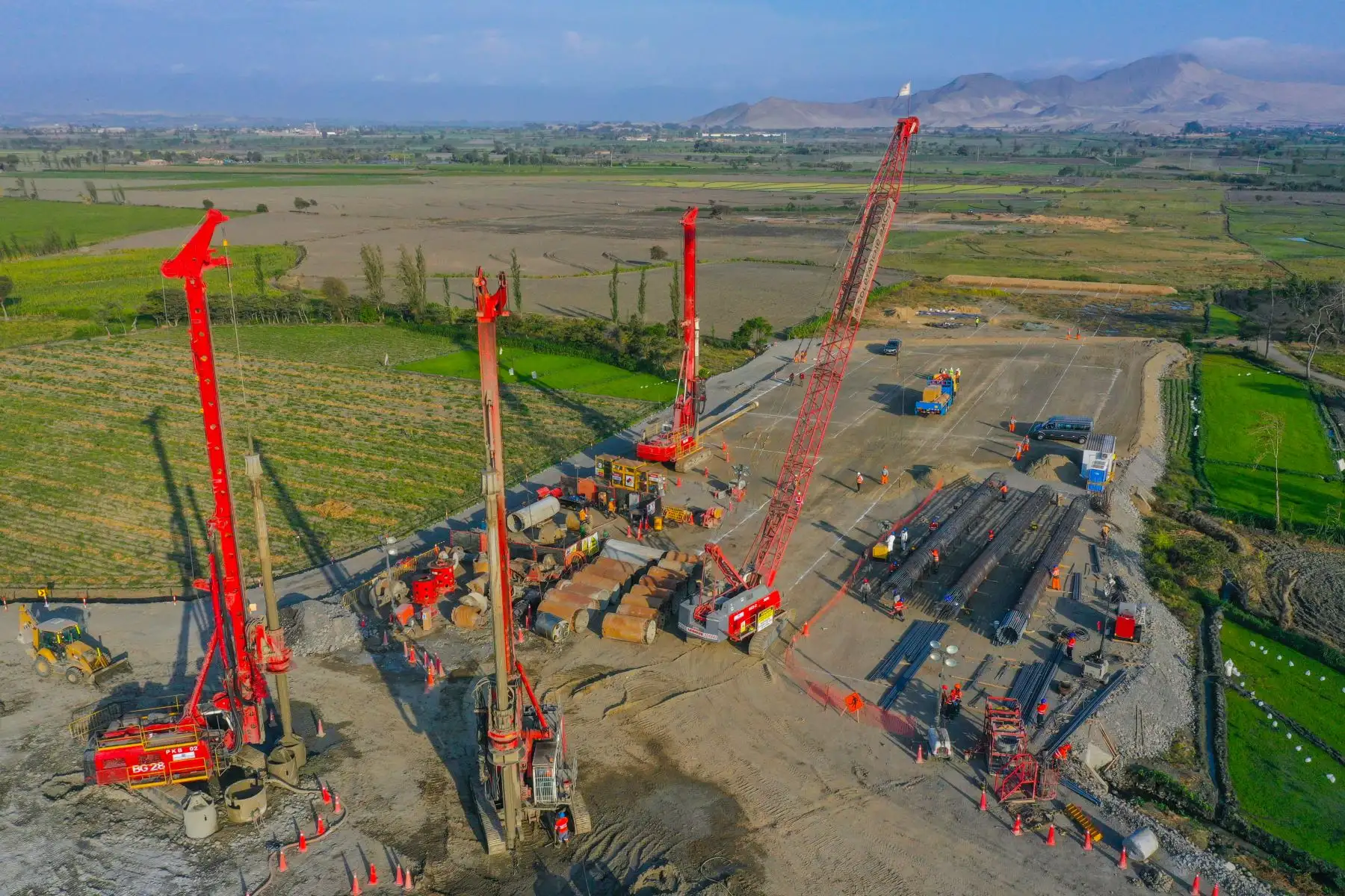 El ministro de Transportes y Comunicaciones, Juan Francisco Silva, supervisó las obras de la Vía de Evitamiento de Chimbote, en la región Áncash. Durante su visita, acompañado de la viceministra de Transportes, Verónica Cáceres, colocó la primera piedra de la ampliación, que comprende casi 30 kilómetros, de esta importante vía, además de inspeccionar el nivel de avance en las obras de construcción del puente Santa. Foto: MTC