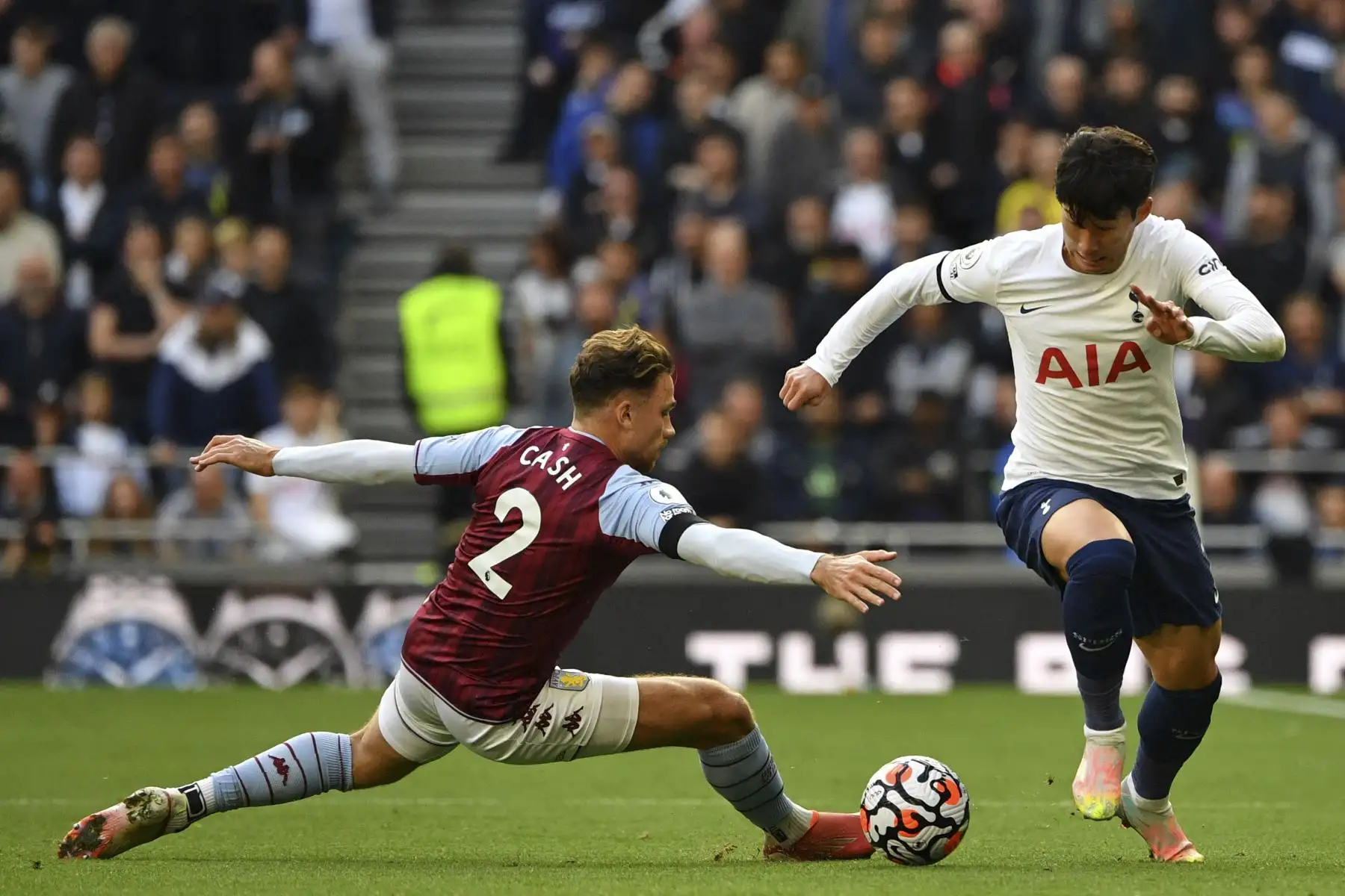 El delantero surcoreano del Tottenham Hotspur, Son Heung-Min, disputa un balón ante la marca del defensa inglés del Aston Villa, Matty Cash, durante el partido de la Premier League. Foto: AFP