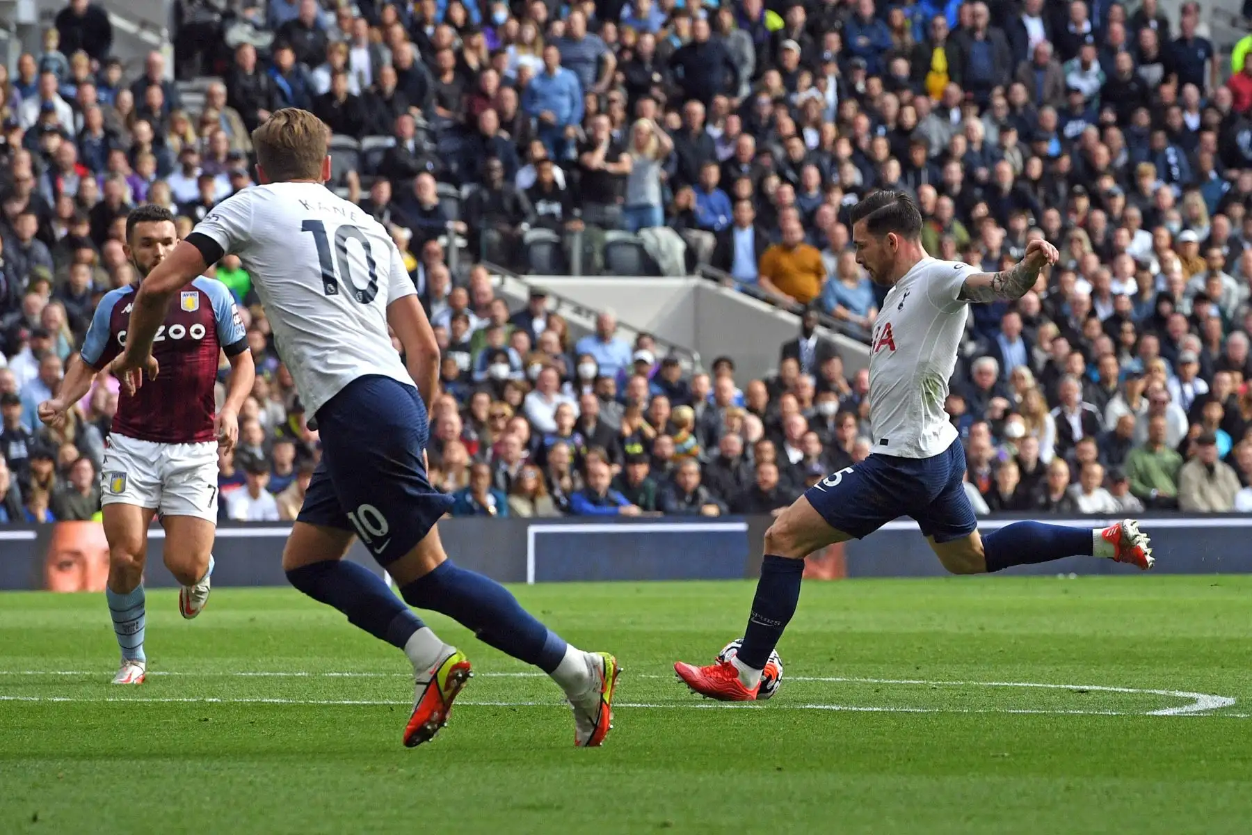 Pierre-Emile Hojbjerg del Tottenham marca un gol durante el partido ante el Aston Villa por la Premier League. Foto: EFE