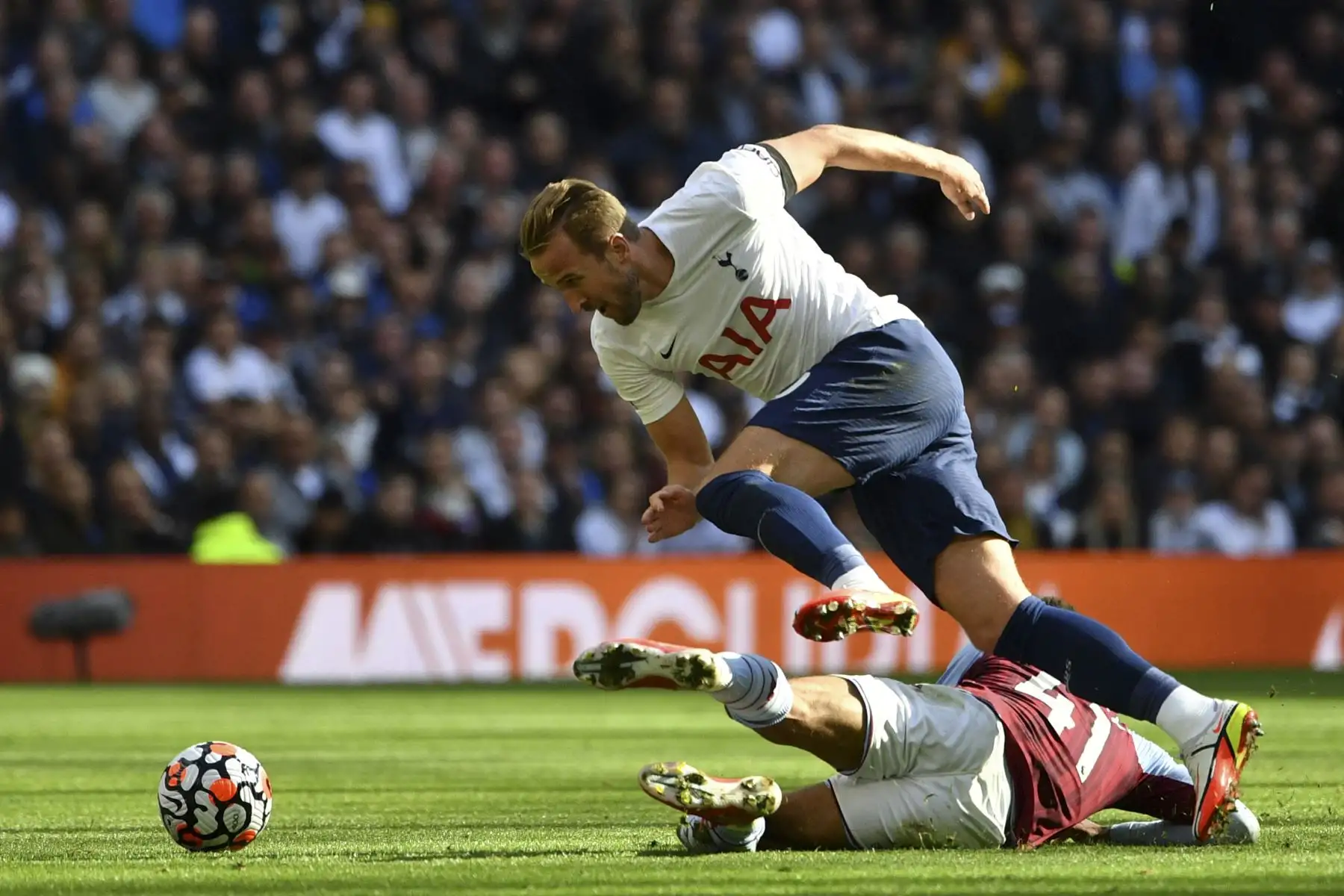 El delantero inglés del Tottenham Hotspur, Harry Kane, recibe una falta de su rival del Aston Villa durante el partido de la Premier League. Foto: AFP