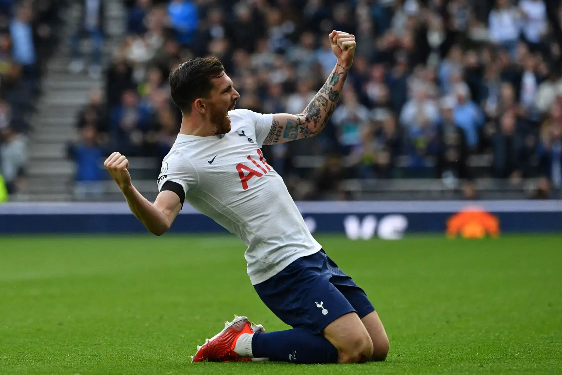 El centrocampista danés del Tottenham Hotspur Pierre-Emile Hojbjerg celebra tras anotar el gol de apertura ante el Aston Villa durante el partido de la Premier League. Foto: AFP