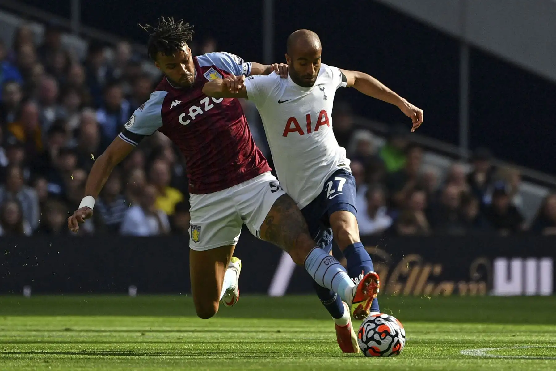 El defensor inglés del Aston Villa Tyrone Mings comete una falta al centrocampista brasileño del Tottenham Hotspur Lucas Moura durante el partido de la Premier League. Foto: AFP