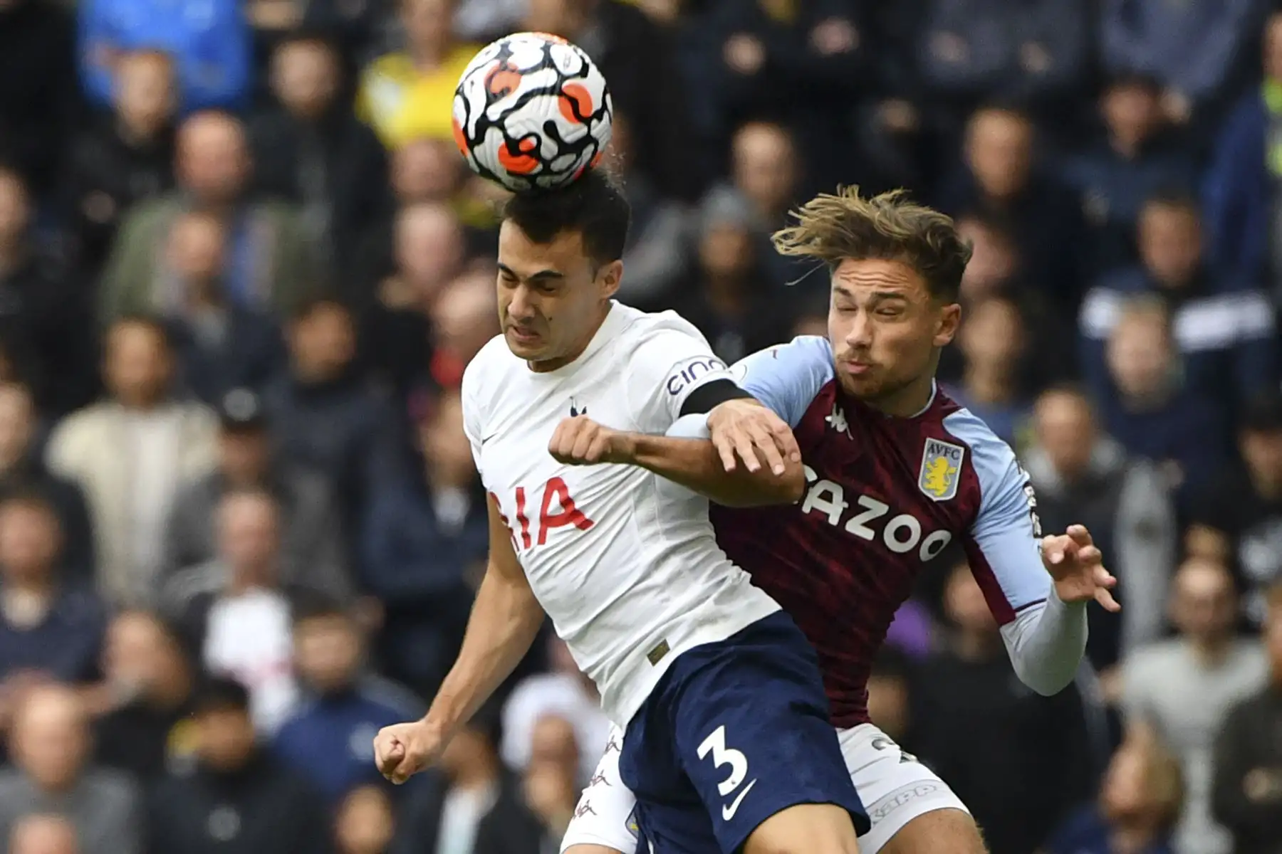 El defensor español del Tottenham Hotspur Sergio Reguilon compite con el defensor inglés del Aston Villa Matty Cash durante el partido de la Premier League. Foto: AFP