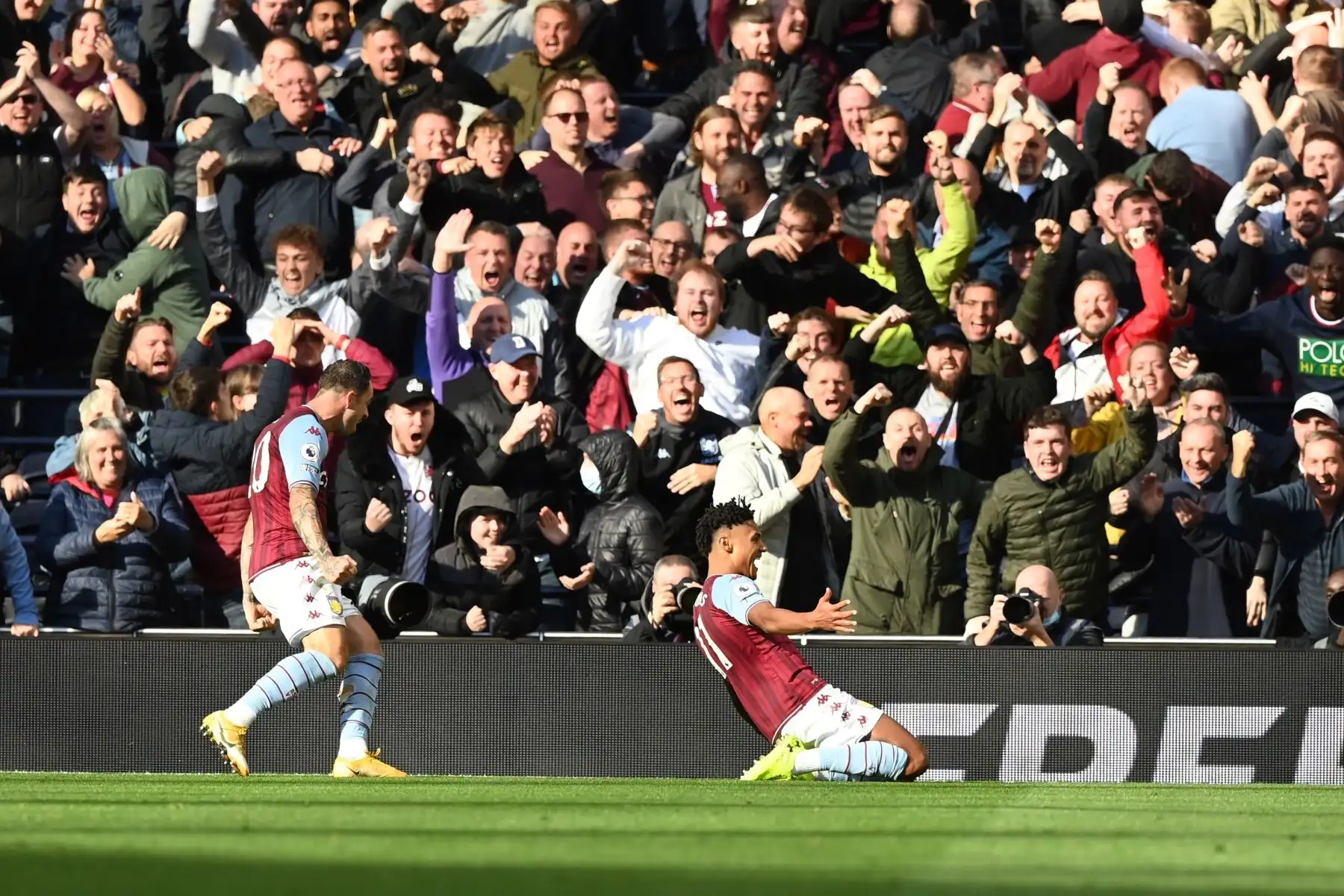 Ollie Watkins del Aston Villa celebra tras marcar un gol durante el partido de la Premier League. Foto: EFE