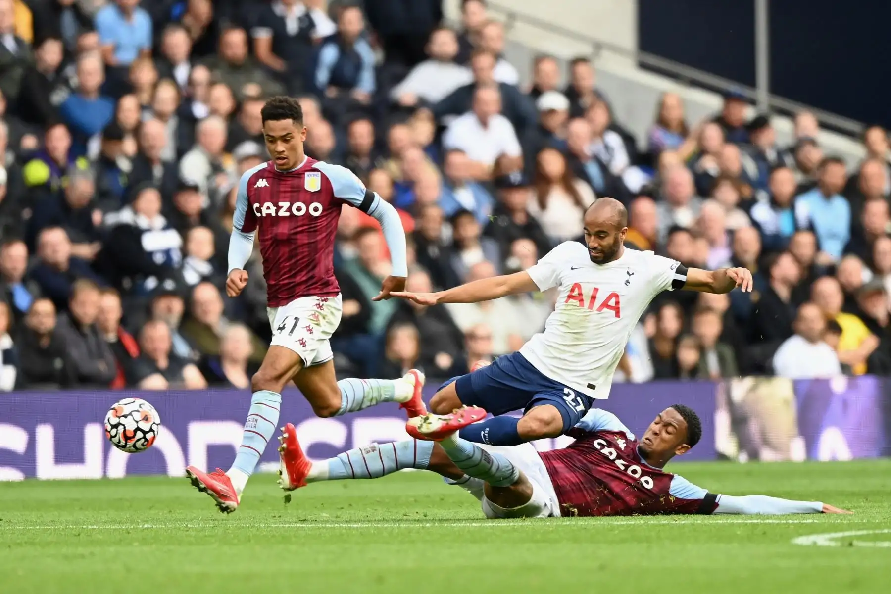 Lucas Moura del Tottenham en acción contra Jacob Ramsey y Ezri Konsa del Aston Villa durante el partido de la Premier League. Foto: EFE