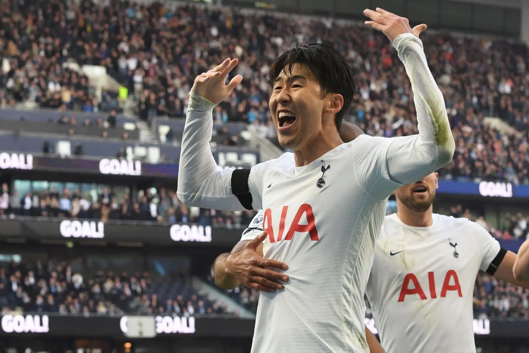 Son Heung-Min del Tottenham celebra con sus compañeros tras asistir a un gol de Lucas Moura durante el partido de la Premier League. Foto: EFE