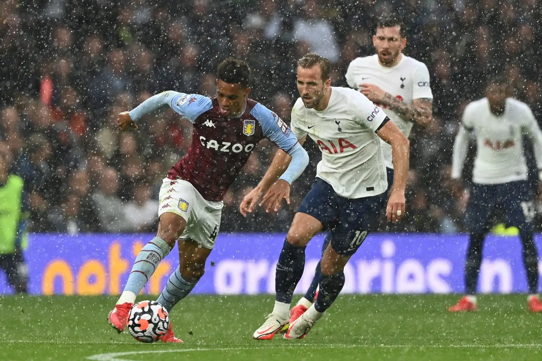 Ezri Konsa del Aston Villa en acción contra Harry Kane del Tottenham durante el partido de la Premier League. Foto: EFE