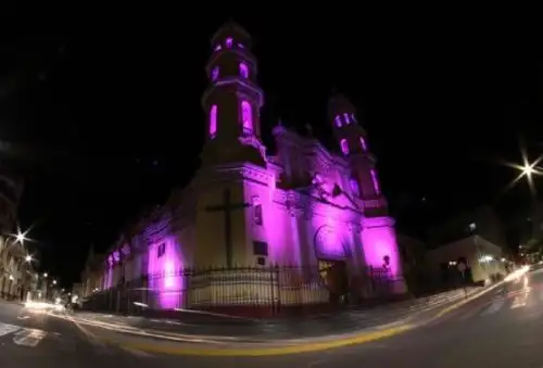 La Catedral San Miguel de Piura se Iluminó de color morado en homenaje al Señor Cautivo de Ayabaca y al Señor de los Milagros, cuyas devociones revelan la profunda fe cristiana e identidad católica de la población de este departamento del norte peruano.