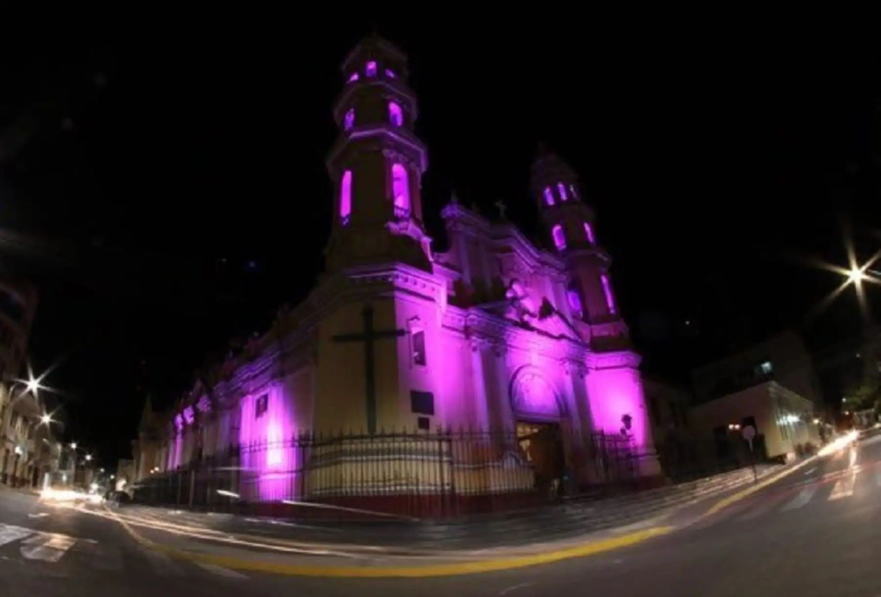 La Catedral San Miguel de Piura se Iluminó de color morado en homenaje al Señor Cautivo de Ayabaca y al Señor de los Milagros, cuyas devociones revelan la profunda fe cristiana e identidad católica de la población de este departamento del norte peruano.