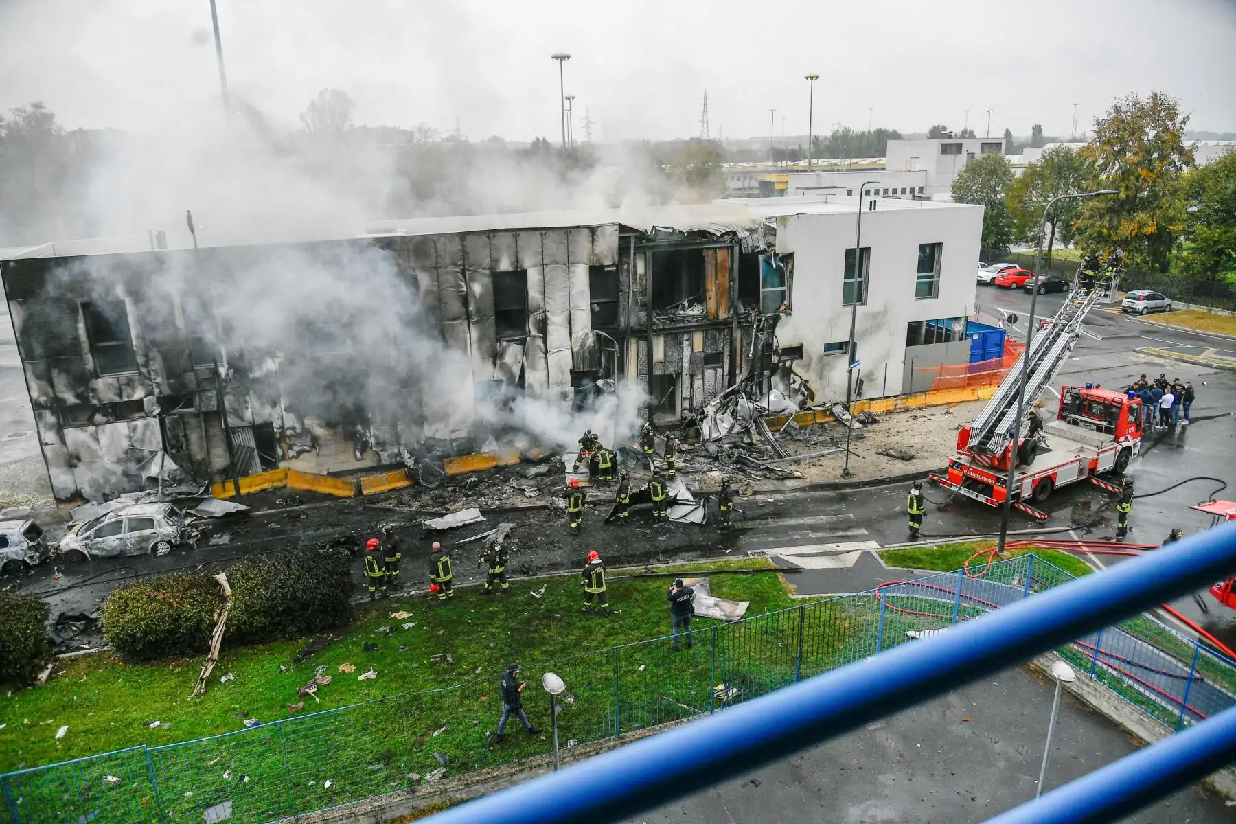 Al menos 8 muertos luego que un avión privado se estrellara contra un edificio cerca de Milán, en Italia. Foto: EFE