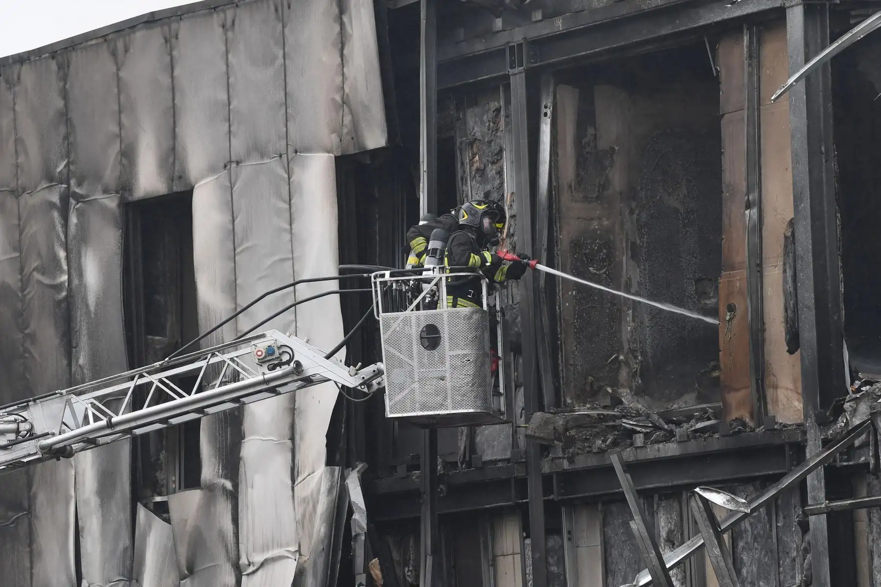 Al menos 8 muertos luego que un avión privado se estrellara contra un edificio cerca de Milán, en Italia. Foto: EFE