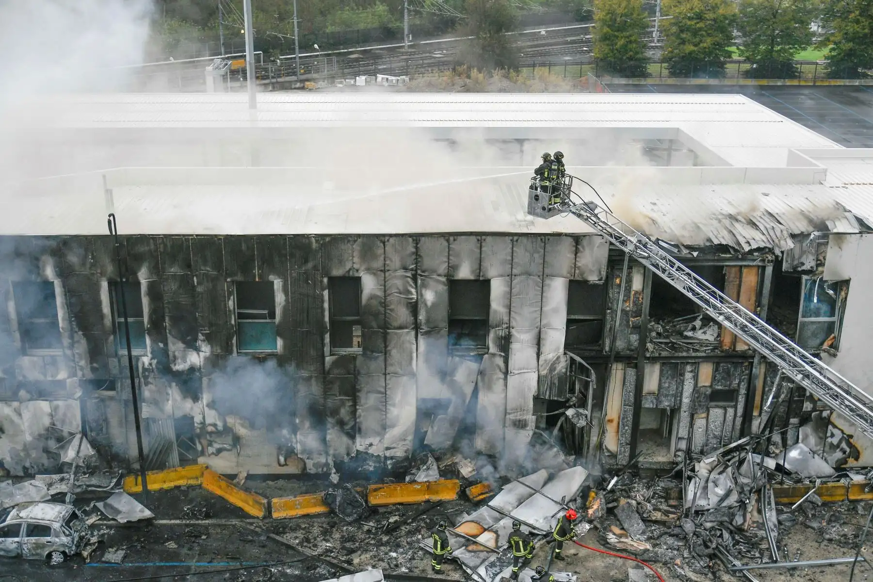 Al menos 8 muertos luego que un avión privado se estrellara contra un edificio cerca de Milán, en Italia. Foto: EFE