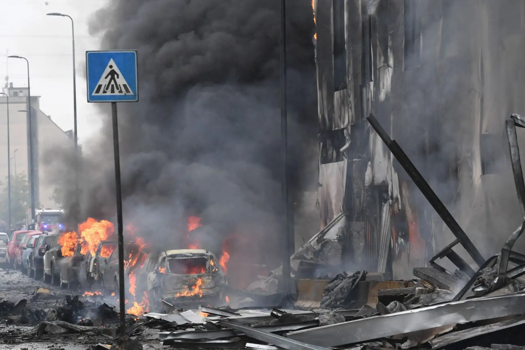 Al menos 8 muertos luego que un avión privado se estrellara contra un edificio cerca de Milán, en Italia. Foto: EFE