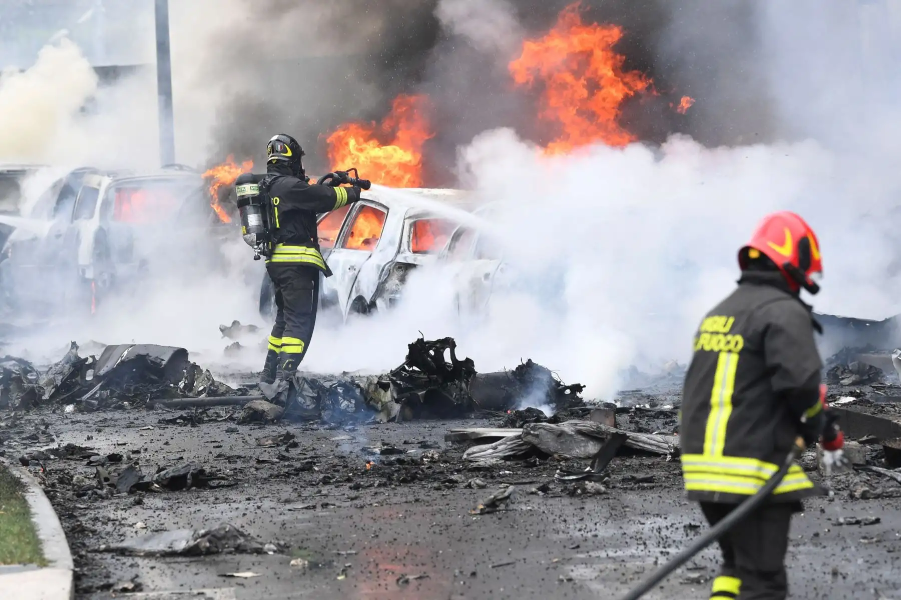Al menos 8 muertos luego que un avión privado se estrellara contra un edificio cerca de Milán, en Italia. Foto: EFE