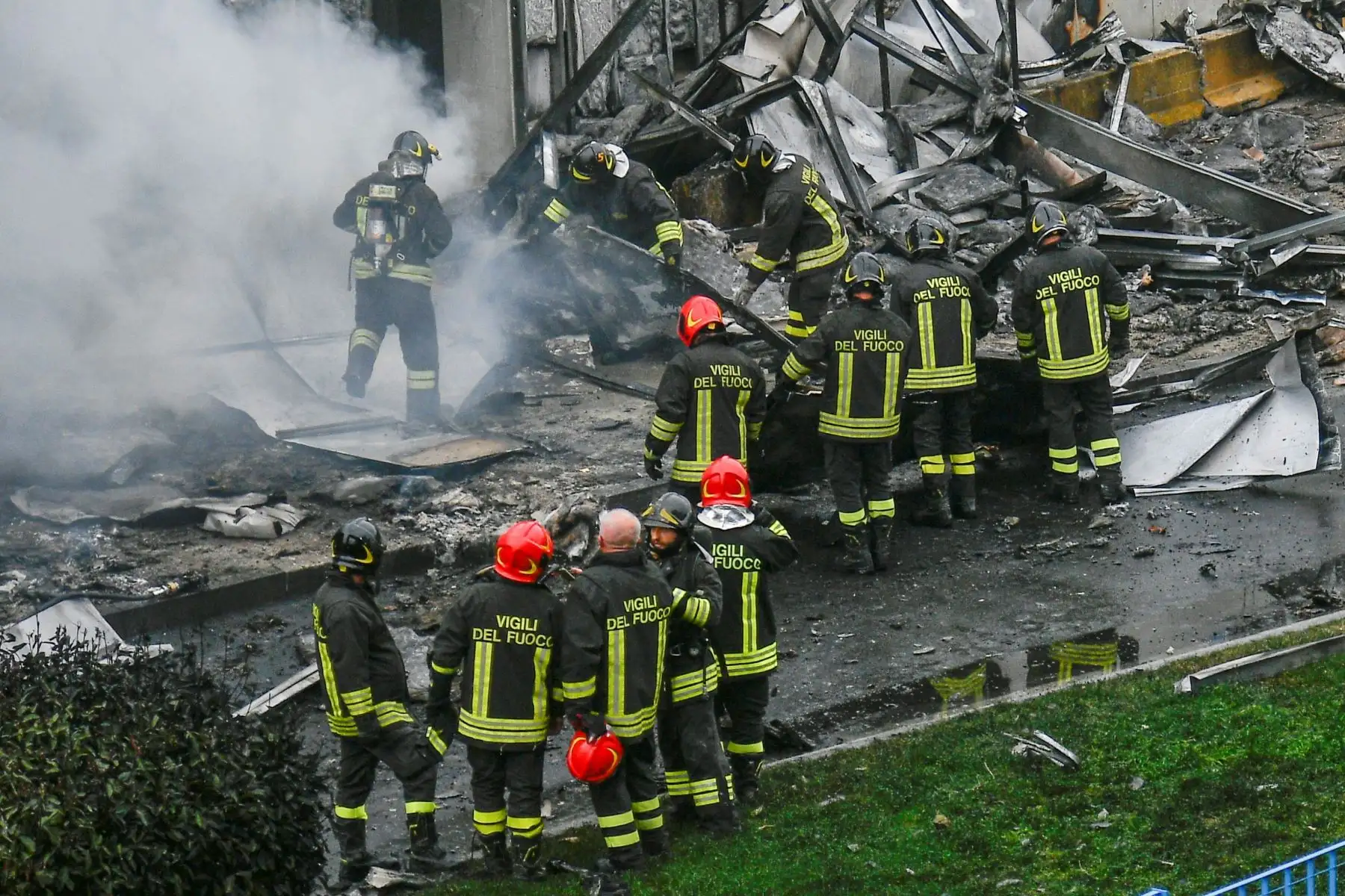 Al menos 8 muertos luego que un avión privado se estrellara contra un edificio cerca de Milán, en Italia. Foto: EFE