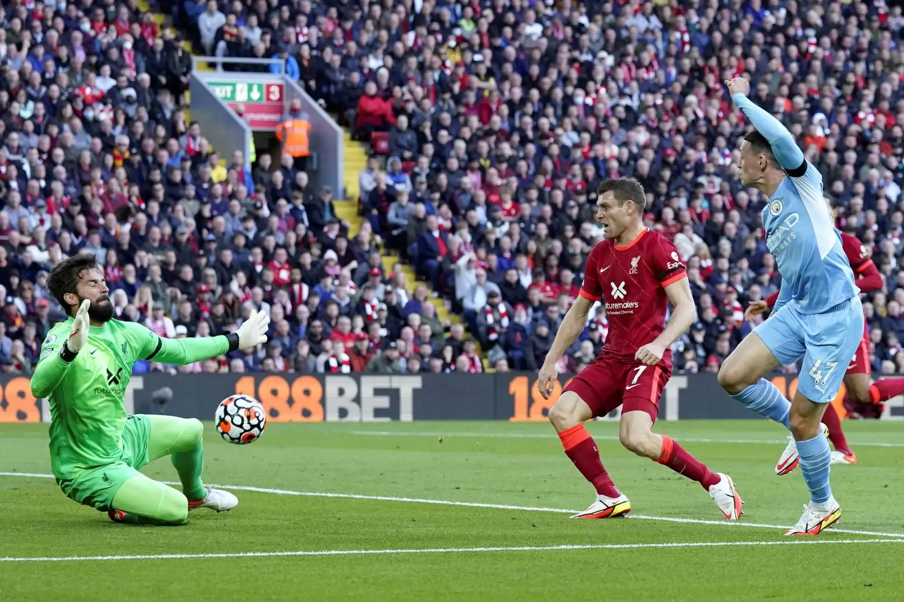 Phil Foden del Manchester City en acción contra el portero del Liverpool Alisson durante el partido de la Premier League. Foto: EFE