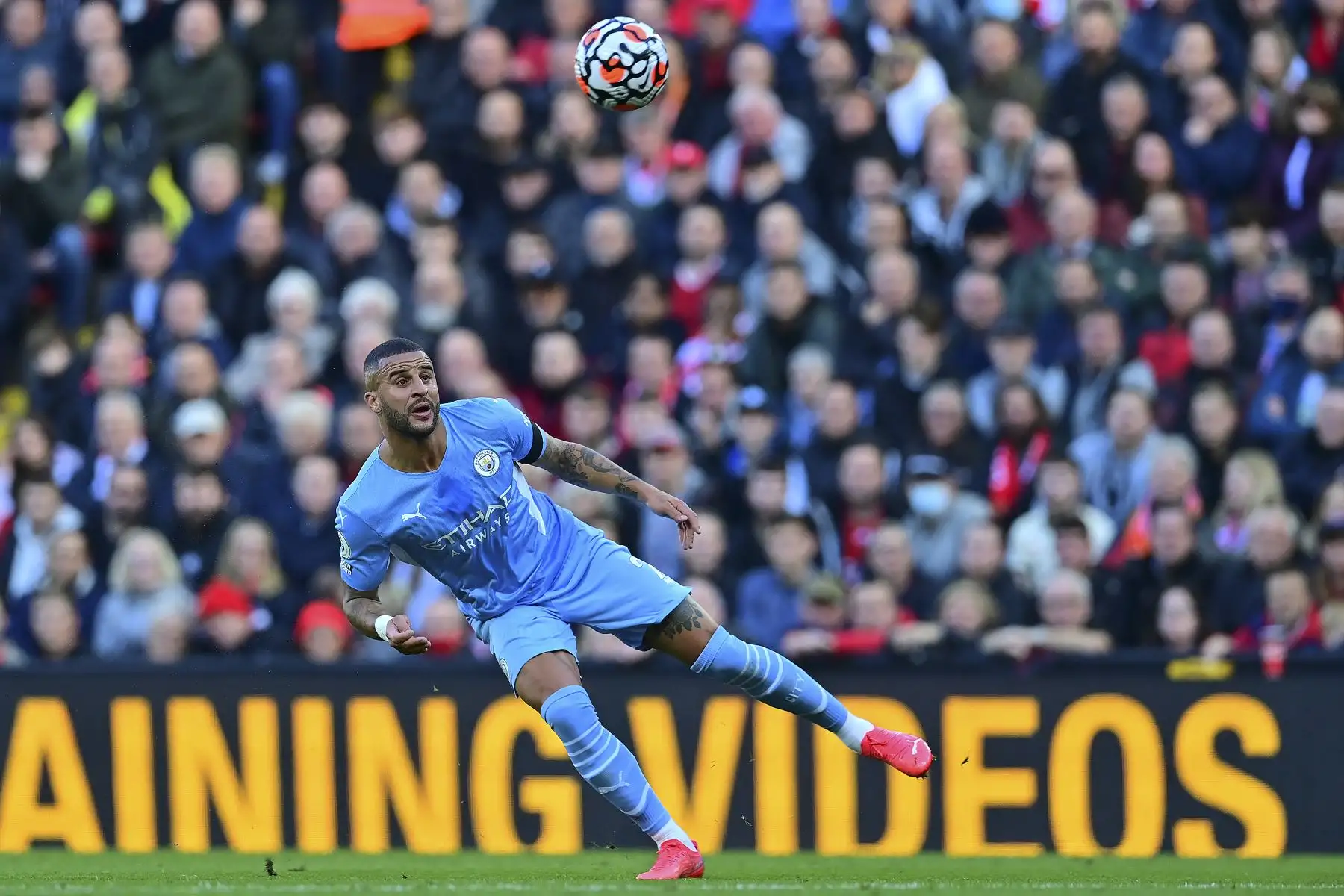 El defensor inglés del Manchester City Kyle Walker  en acción durante el partido de la Premier League. Foto: AFP