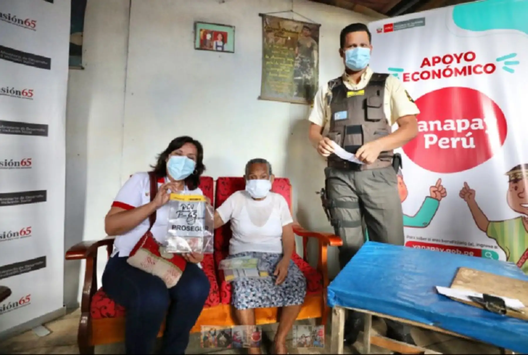 La titular del Midis, Dina Ercilia Boluarte, visitó a usuarios de programas sociales que cobraron el apoyo económico Yanapay de S/350 que le permite atender sus necesidades.