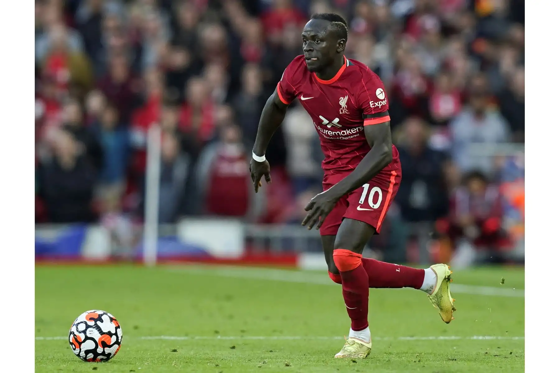 Sadio Mane del Liverpool en acción durante el partido  de la Premier League. Foto. EFE