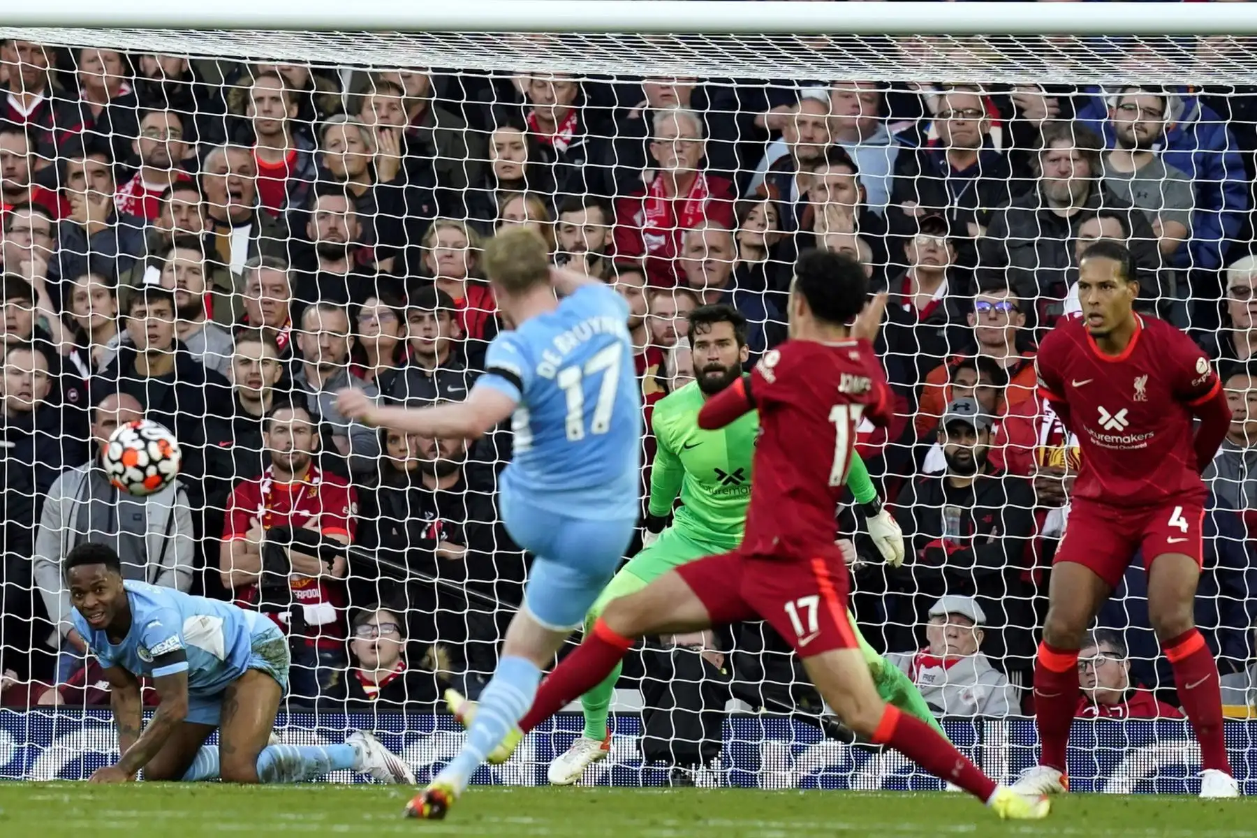 Kevin De Bruyne del Manchester City marca el empate 2-2 contra el Liverpool Alisson durante el partido de la Premier League. Foto: EFE