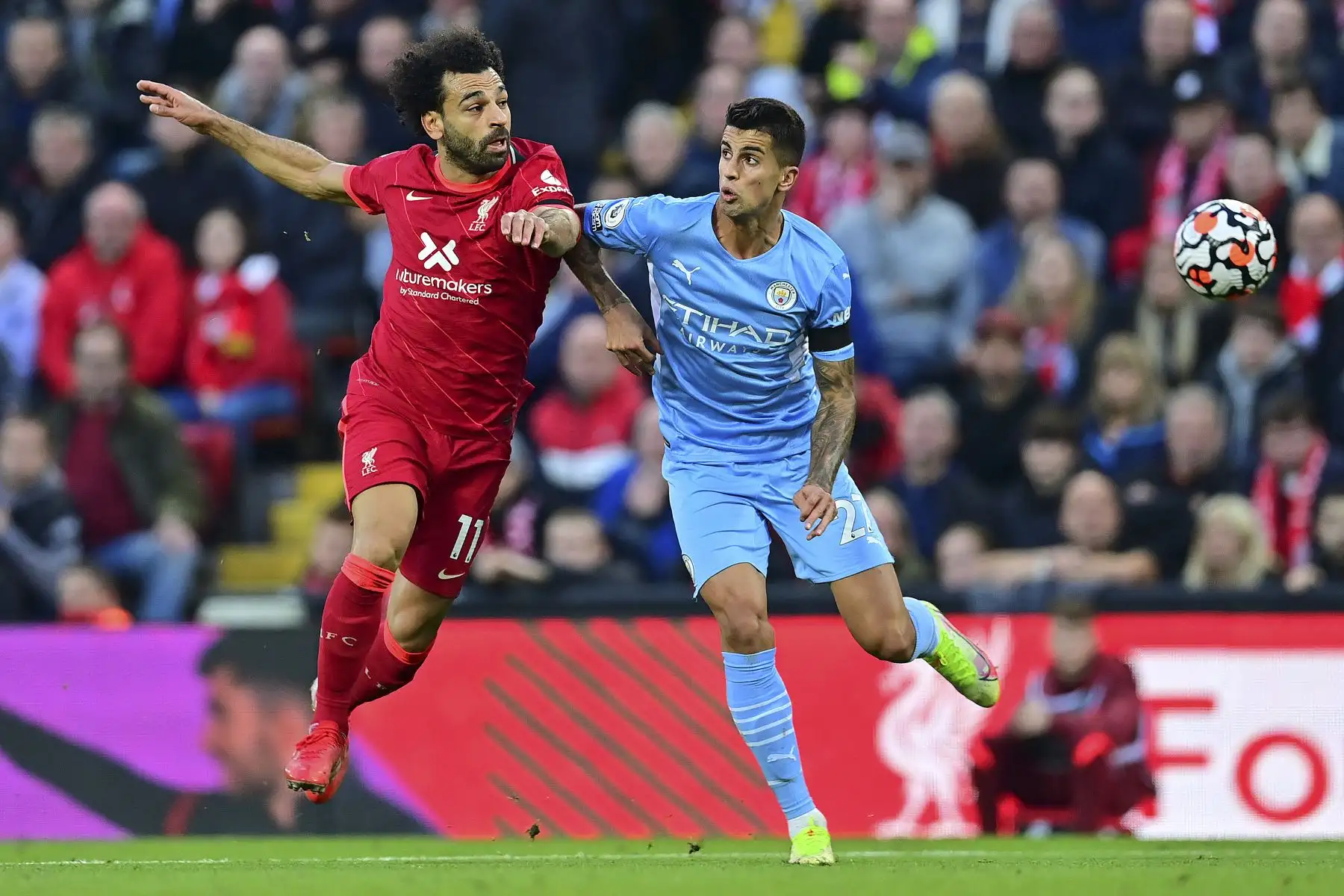 El mediocampista egipcio del Liverpool Mohamed Salah desafía al mediocampista español del Manchester City Rodrigo durante el partido de la Premier League. Foto: AFP