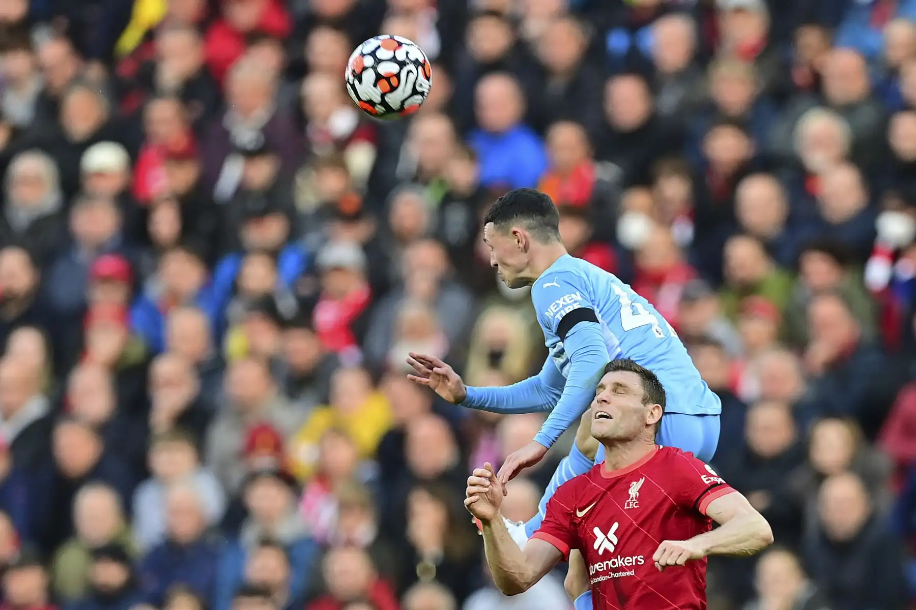 El mediocampista inglés del Manchester City Phil Foden desafía al mediocampista inglés del Liverpool James Milner durante el partido de la Premier League. Foto: AFP