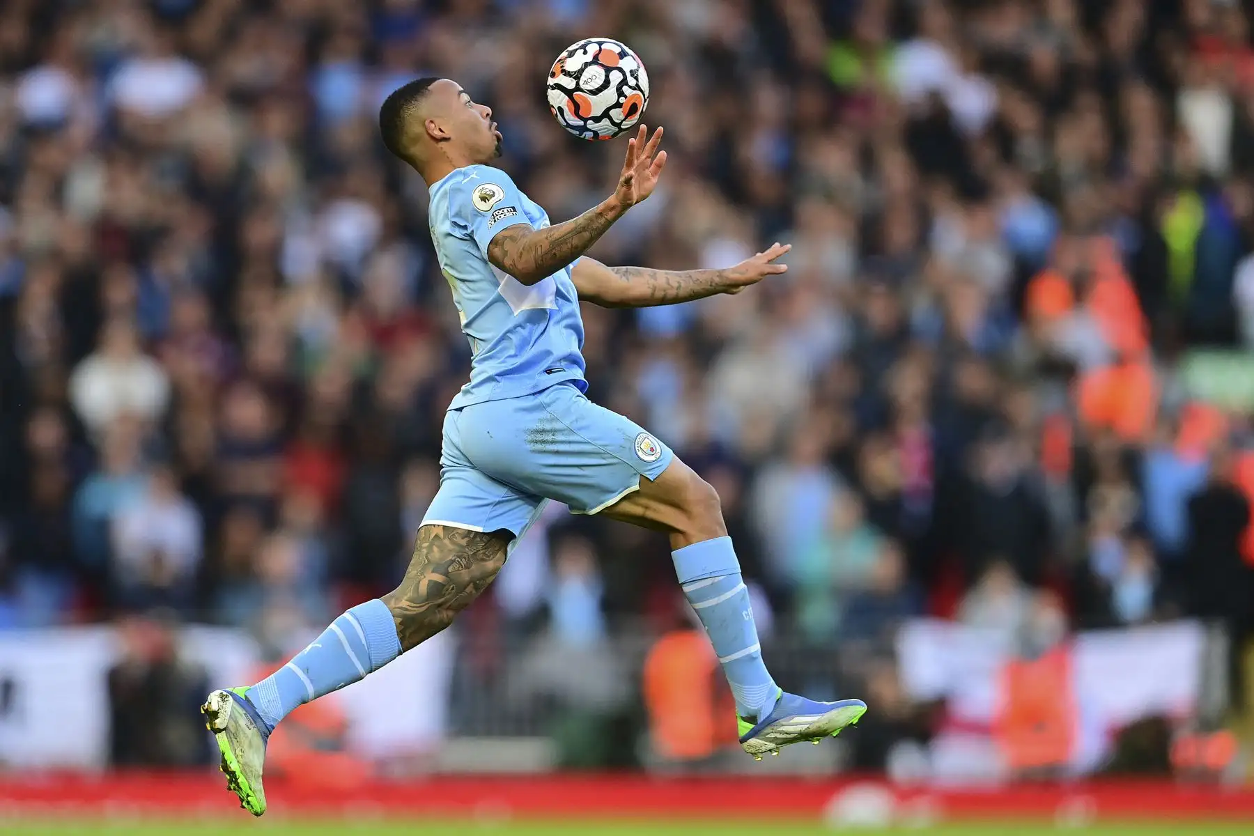 El delantero brasileño del Manchester City, Gabriel Jesus, controla el balón durante el partido de la Premier League. Foto: AFP