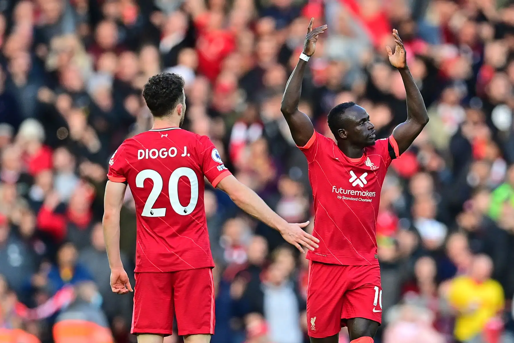 El delantero senegalés del Liverpool, Sadio Mane, celebra con el delantero portugués del Liverpool, Diogo Jota, después de marcar un gol durante el partido de la Premier League. Foto: AFP