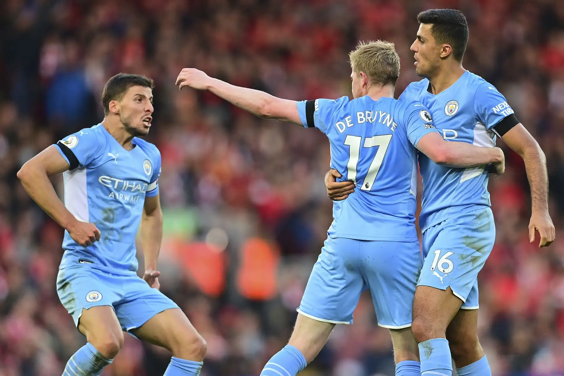 El centrocampista belga del Manchester City Kevin De Bruyne celebra con sus compañeros después de anotar el segundo gol durante el partido de la Premier League. Foto: AFP