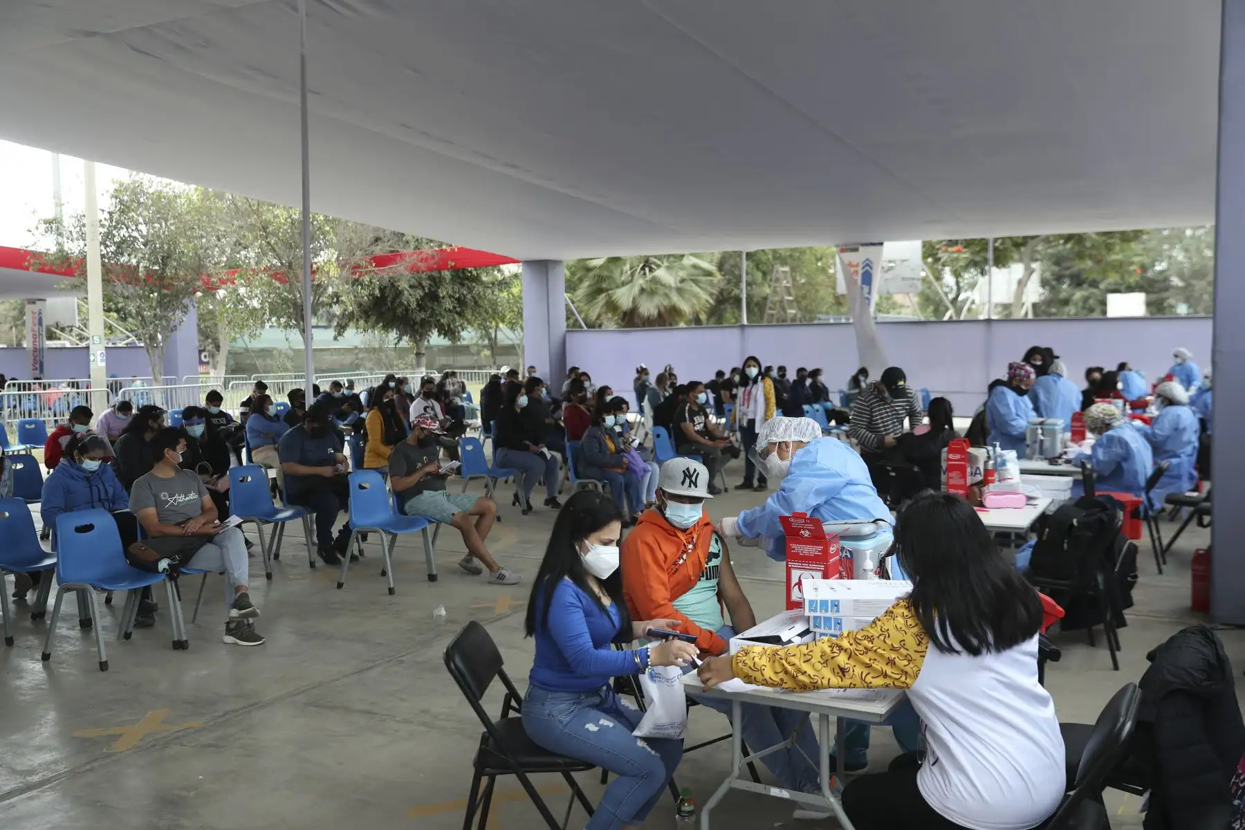 Continúa vacunación contra el covid-19 en el Parque Zonal Mayta Cápac, en el distrito de San Martín de Porres. Foto: ANDINA/Carla Patiño