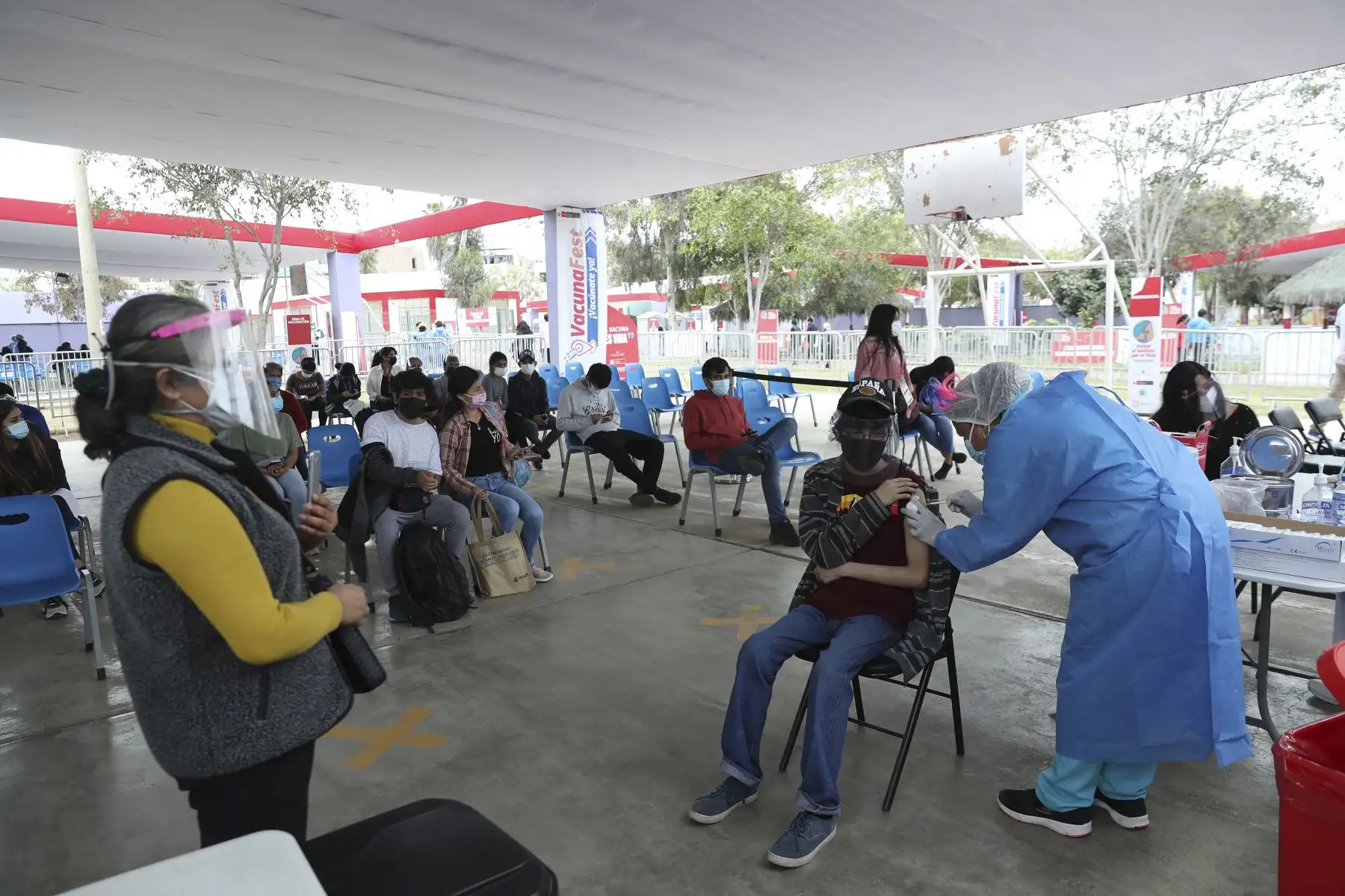 Continúa vacunación contra el covid-19 en el Parque Zonal Mayta Cápac, en el distrito de San Martín de Porres. Foto: ANDINA/Carla Patiño