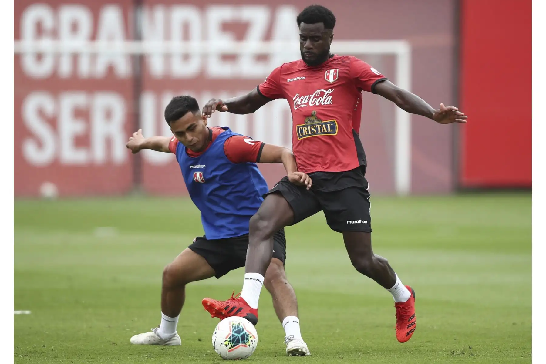 La Seleccion Peruana continúa su preparación para el duelo ante Chile con la presencia de catorce jugadores. Foto: FPF