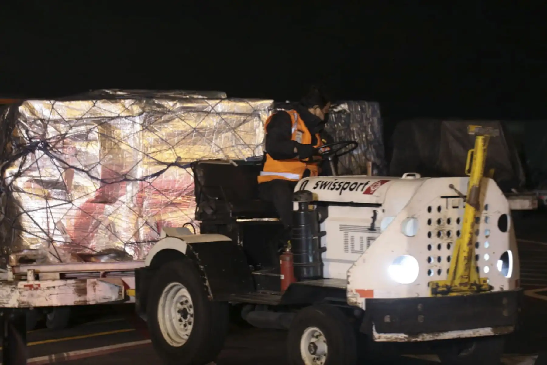 Esta tarde llegaron 702,000 dosis de vacunas contra la covid-19 que permitirán continuar protegiendo del coronavirus a la población del Perú. Foto: Minsa