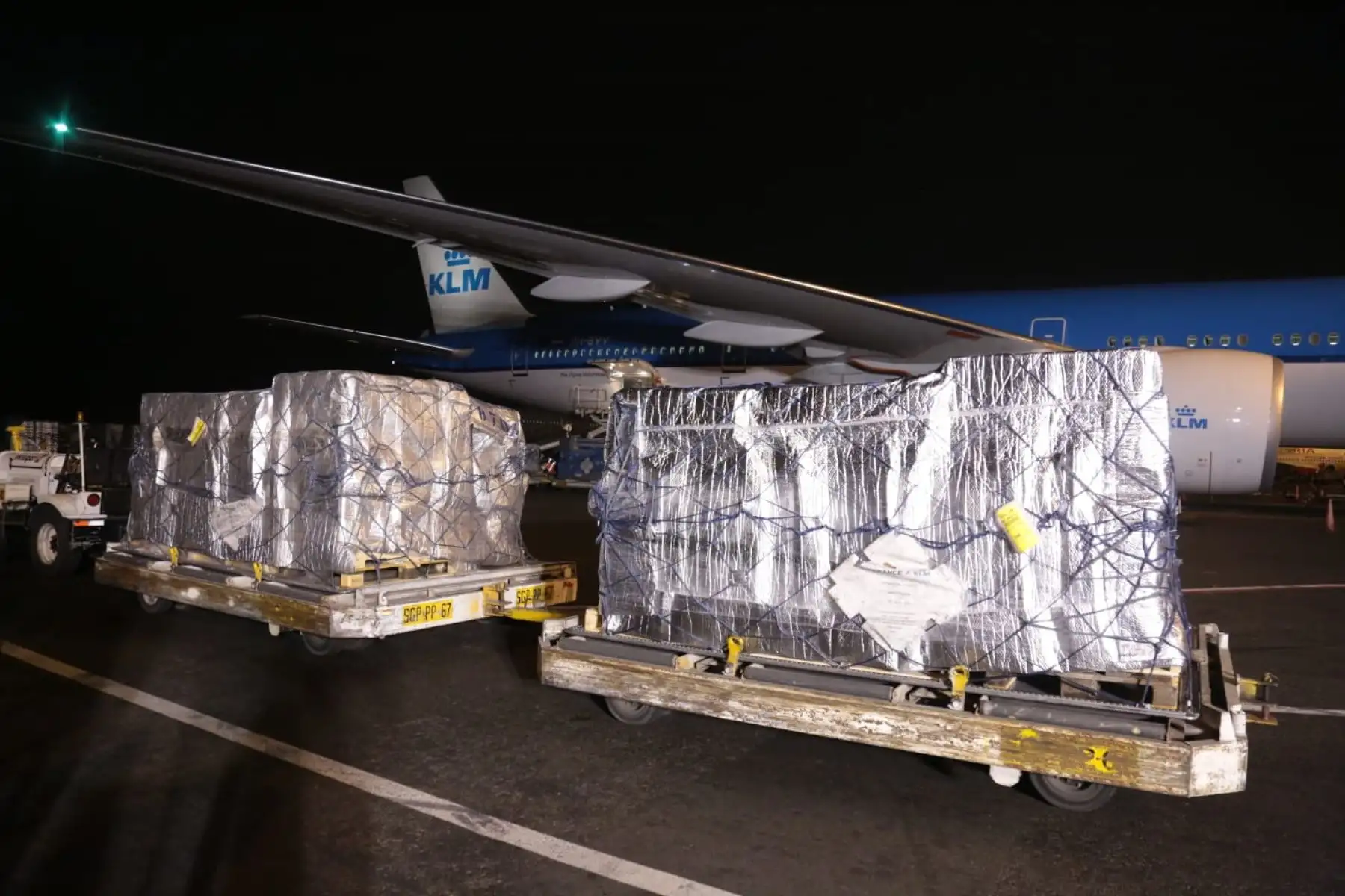 Esta tarde llegaron 702,000 dosis de vacunas contra la covid-19 que permitirán continuar protegiendo del coronavirus a la población del Perú. Foto: Minsa
