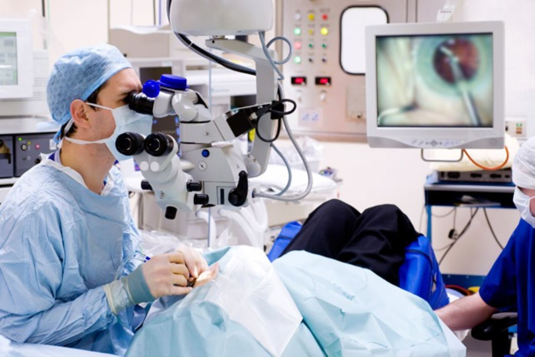 Оперативное лечение катаракты. Офтальмологическая операция. Хирургическая операция глаукомы. Лазерные микрохирургические операции.